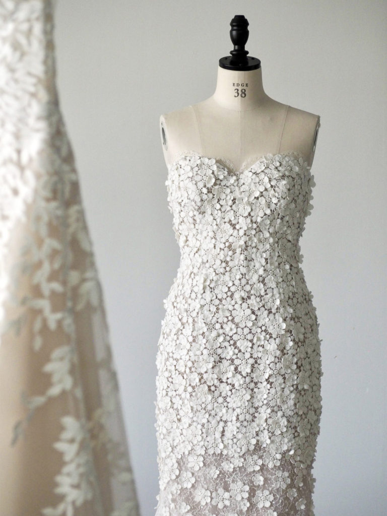 パターンやデザインの美しいシルク100％のウェディングドレスの縫製やお直しに関わることの出来るお仕事です