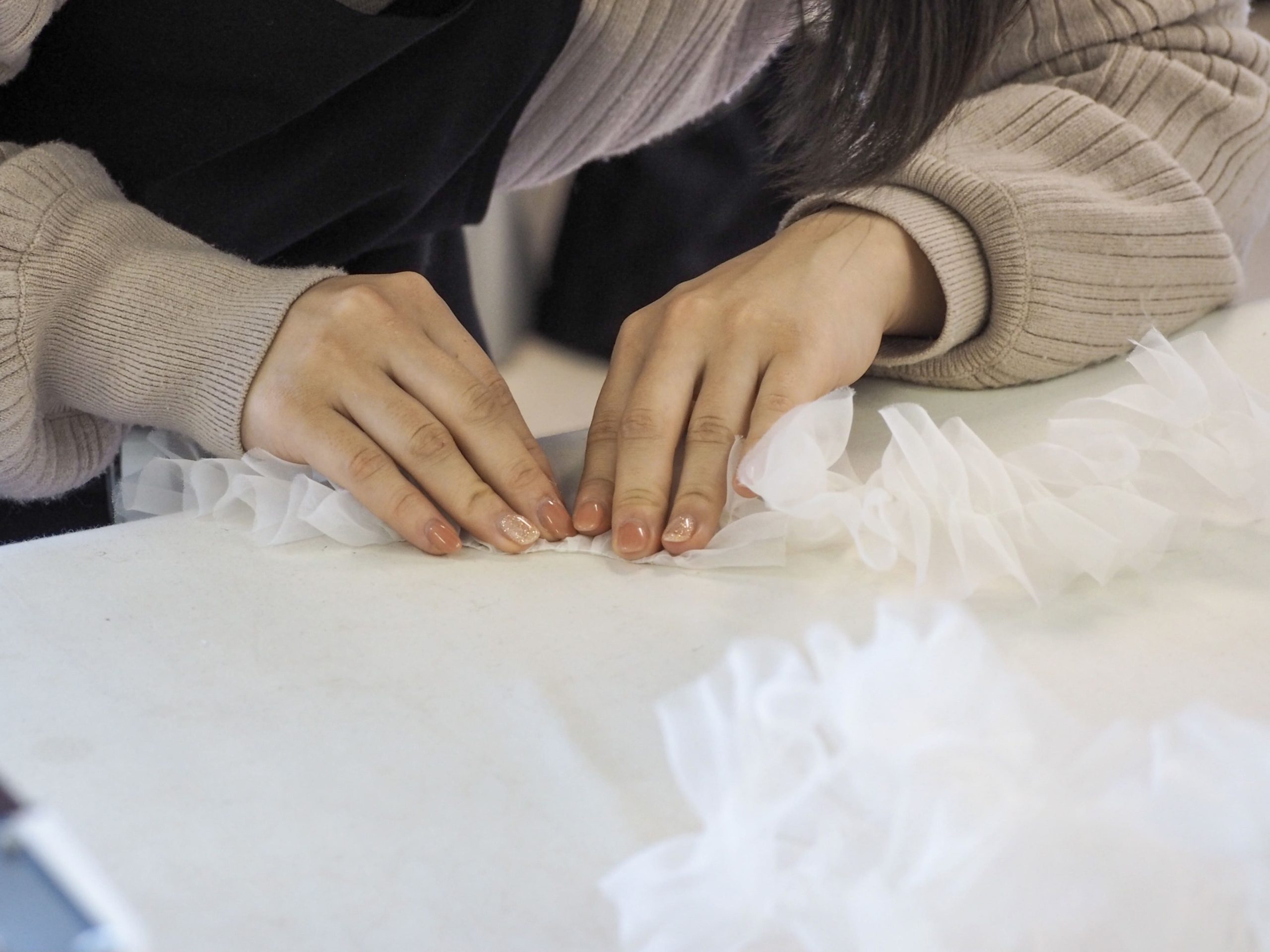 ウェディングドレスのセレクトショップ、ザ・トリート・ドレッシングでは、インポートドレスのお直しやオリジナルドレスを制作する縫製専門のスタッフがいます
