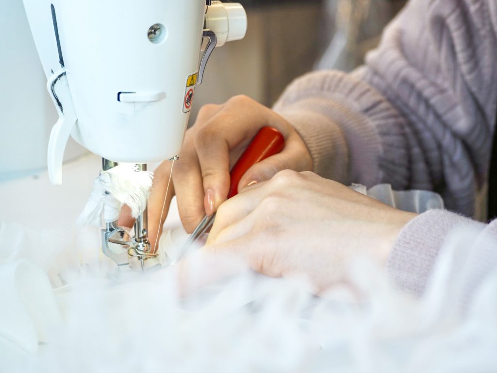 ミシンや手作業での縫い合わせやお直しが出来るスタッフを募集しています