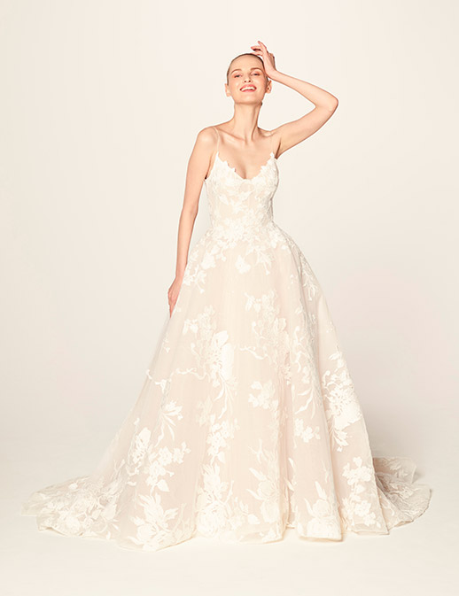 モニーク・ルイリエ(MONIQUE LHUILLIER) 最上級のシルク素材を用いてしなやかな女性らしさを表現しているブランド。ラグジュアリーなクチュールテクニックで生み出される女性ごころをくすぐるようなドレスの数々は、多くのハリウッド女優やセレブリティに支持されている。