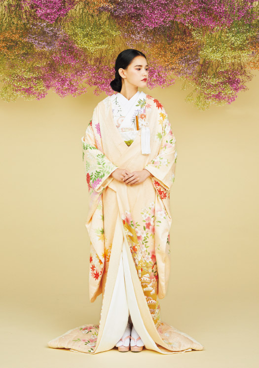 和装(色打掛)の春のコーディネート:薄花桜/少女のほっぺのようにほんのりと紅みがかった山桜。その景色の中に存在感を放つ青葉たち。四季の美しさと初々しい花嫁らしさを感じる一着には、潔く白を合わせて。