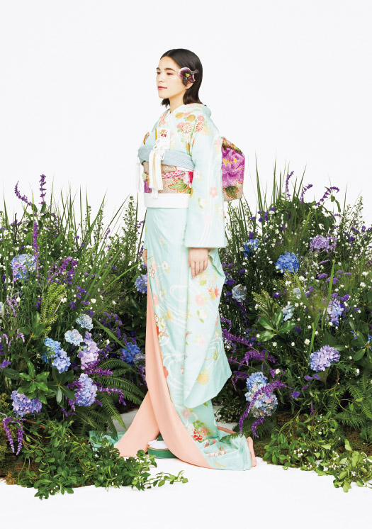 和装(本振袖)の夏のコーディネート:杜若/爽やかな風がふわっと通り抜けるころ、美しい二藍の花を咲かせる杜若。 その花言葉は「幸せの訪れ」。池のほとりに佇む杜若のような 奥ゆかしい魅力を感じさせる着物の色合わせに、 髪飾りにも杜若を取り入れて物語を感じる装いに。