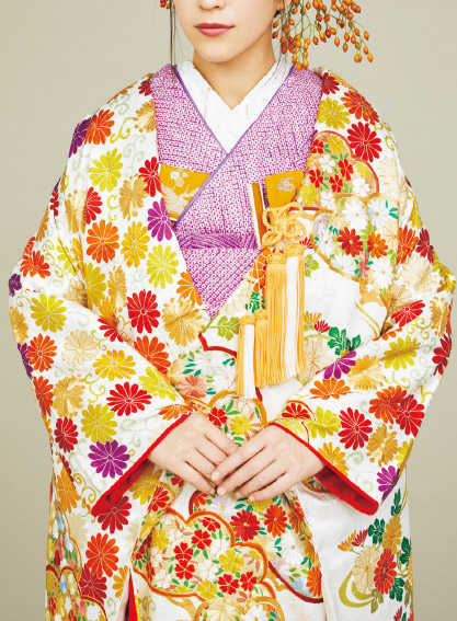 和装(色打掛)の秋のコーディネート:移菊/冬近く、雪と出合ってだんだんと紫色に移りゆく白菊。一見愛らしい菊の花も、古くから愛された高貴な色である紫と黄との色合わせにより、日本の花嫁としての品格を醸し出してくれます。