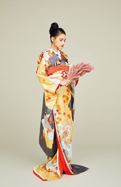 和装(本振袖)の秋のコーディネート:櫨紅葉/雲取り文様に美しく色づく深紅の紅葉。ぼかしの和やかな色合いは季節の移ろいを表しているよう。お小物で差し色を添えることで、より一層風情を感じさせてくれます。