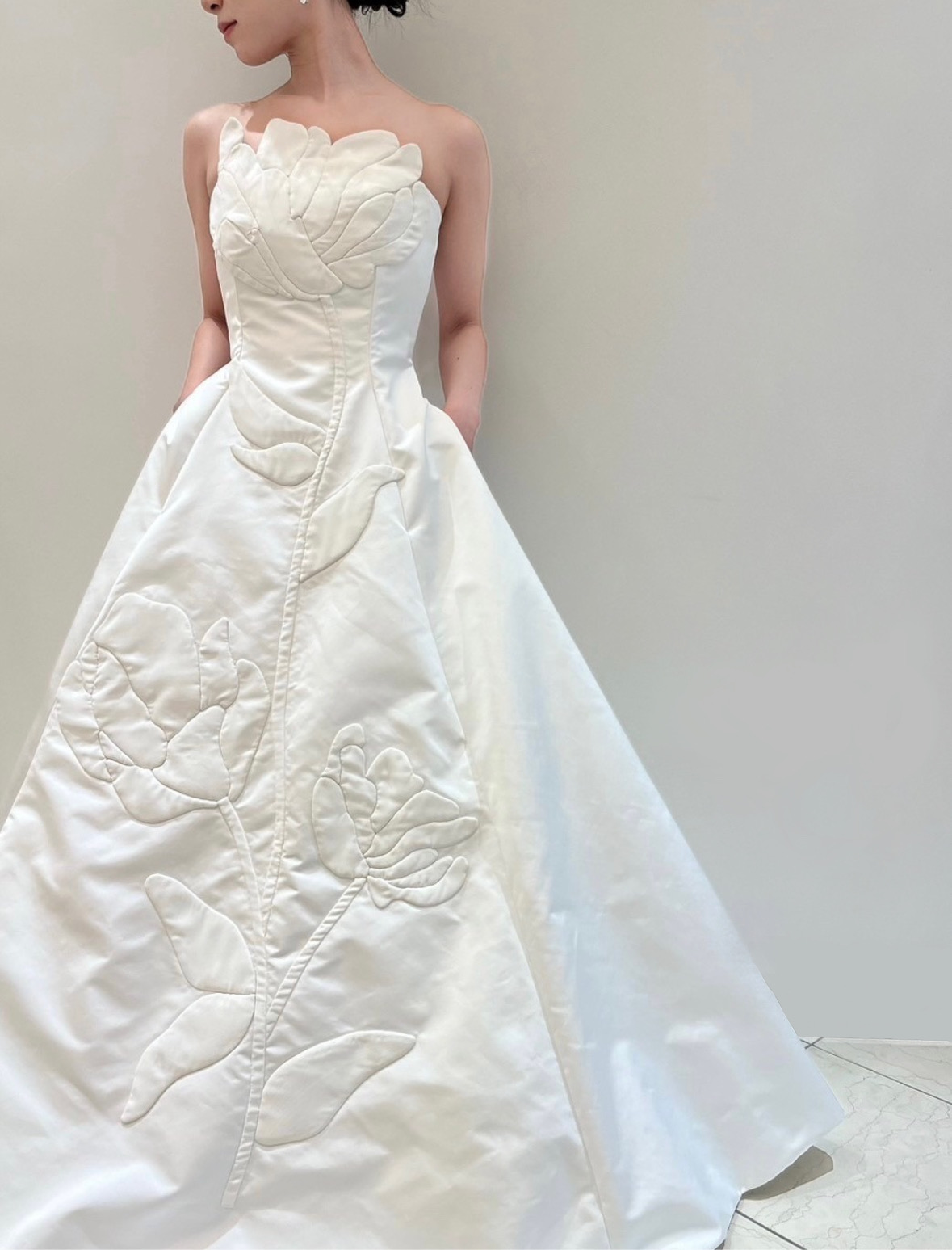 神戸の花嫁におすすめのレラローズの新作のAラインの胸元のチューリップのハンドペイントが美しくおしゃれなウェディングドレスを挙式と披露宴のコーディネートと共にご紹介させていただきます。