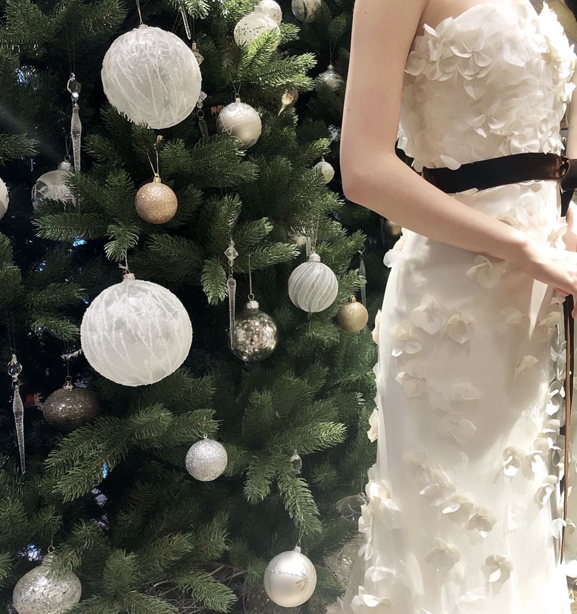 クリスマスツリーとウエディングドレス