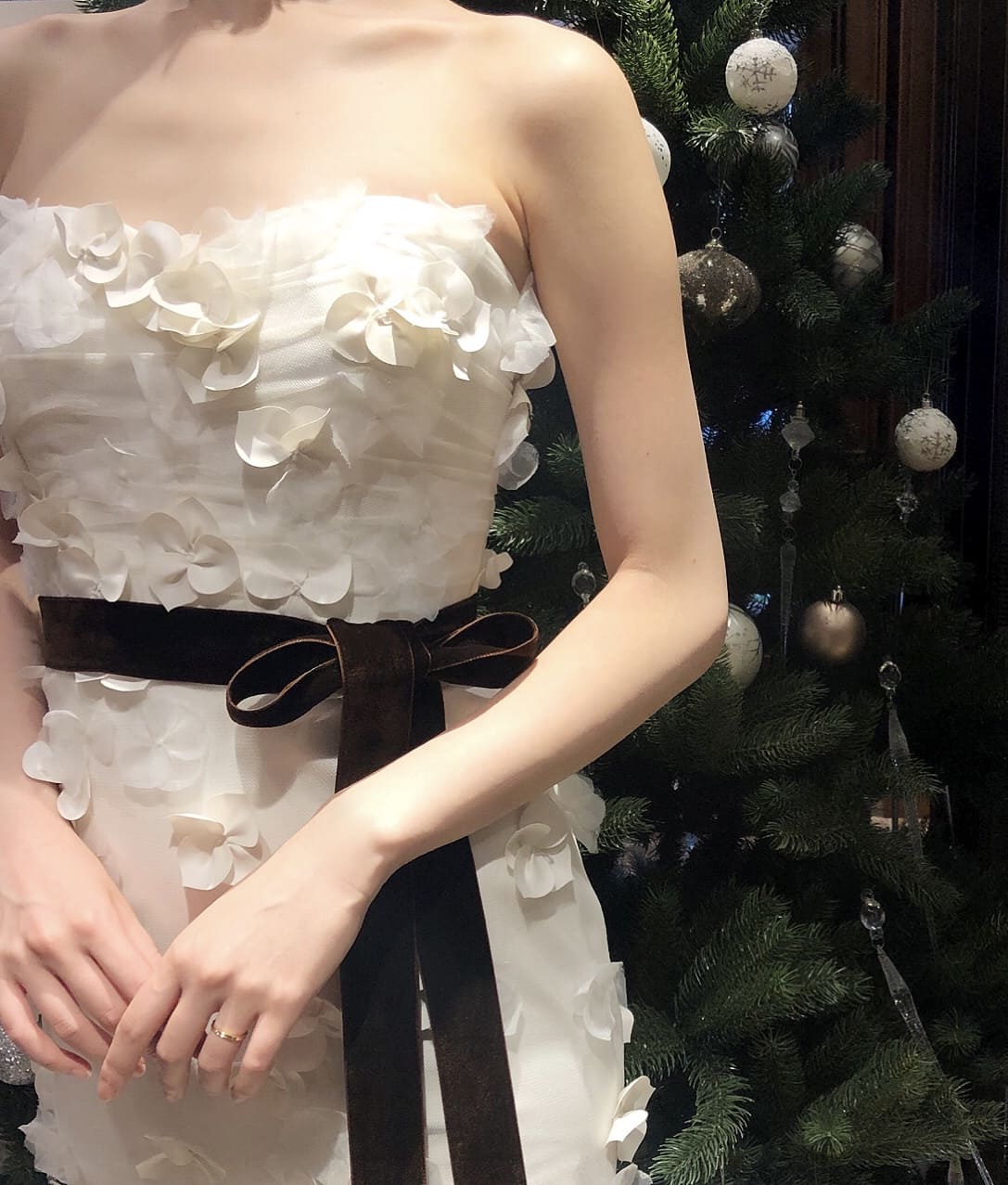 エリザベスフィルモアの3Dフラワーのウエディングドレスにサッシュリボンを合わせたコーディネート
