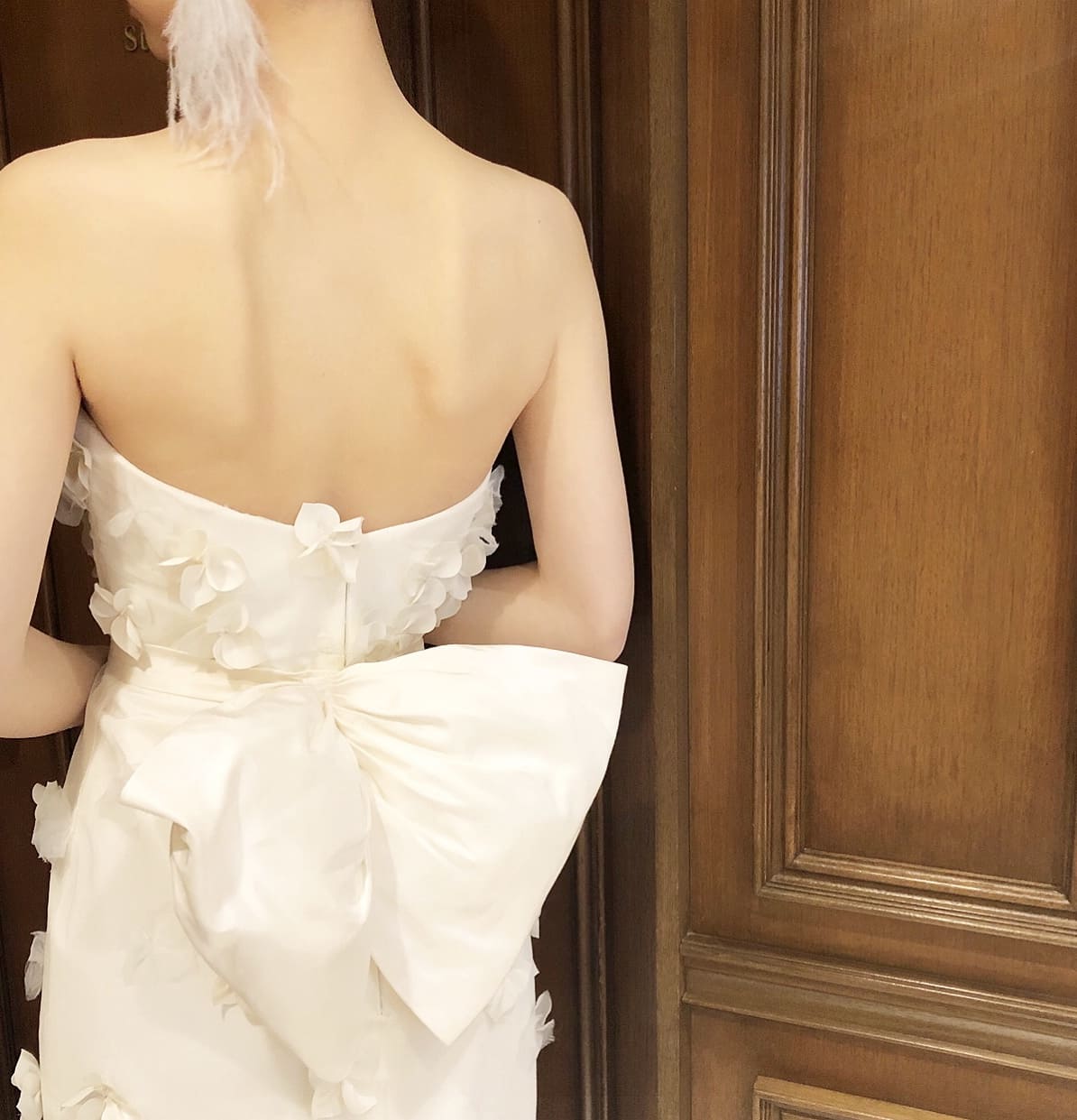 エリザベスフィルモアの3Dフラワーのウエディングドレスとリボンコサージュをアクセントにしたコーディネート