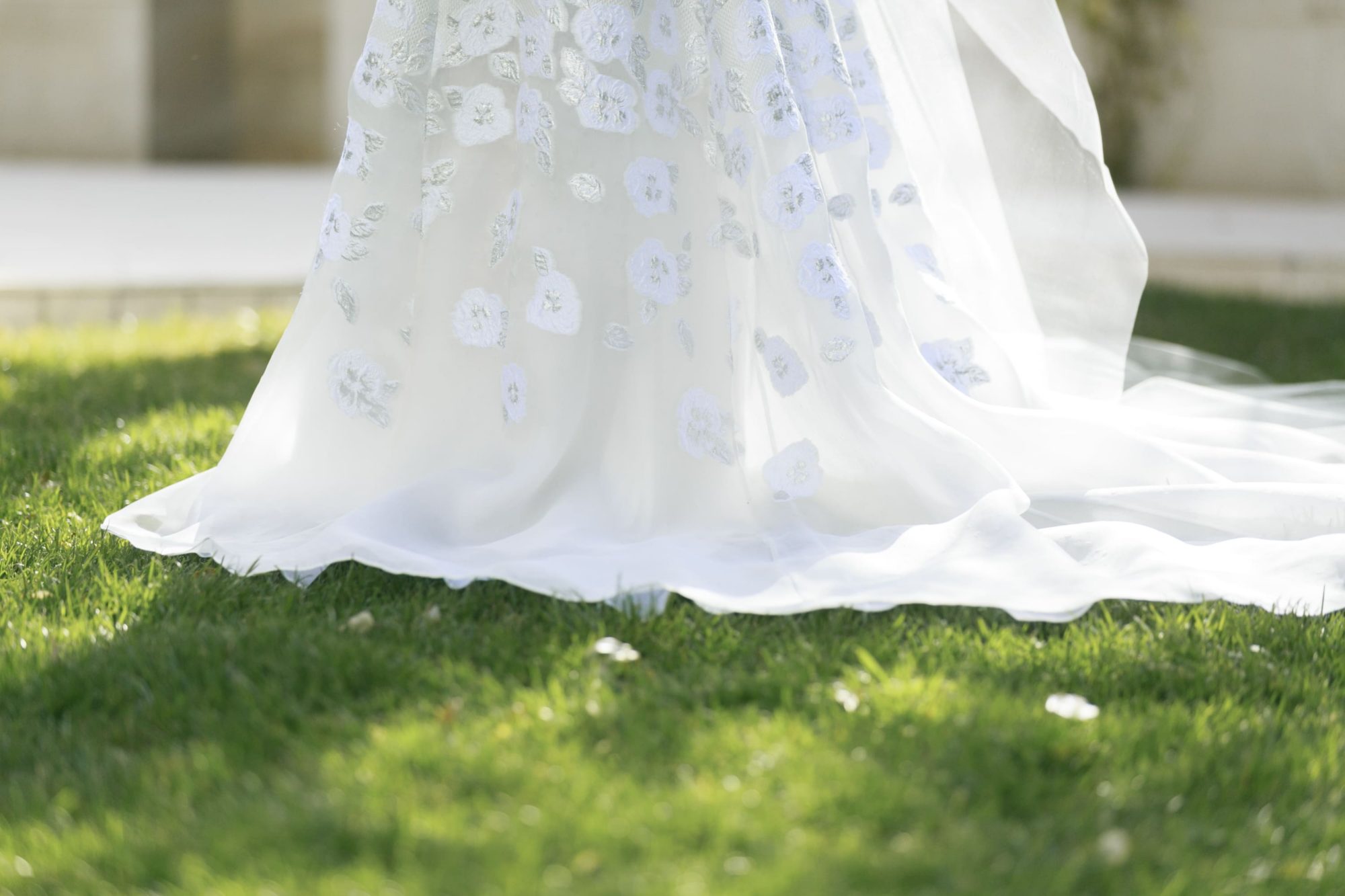 レラローズのウエディングドレスはオーガンジーの軽やかな素材がとても素敵でおしゃれな雰囲気です。