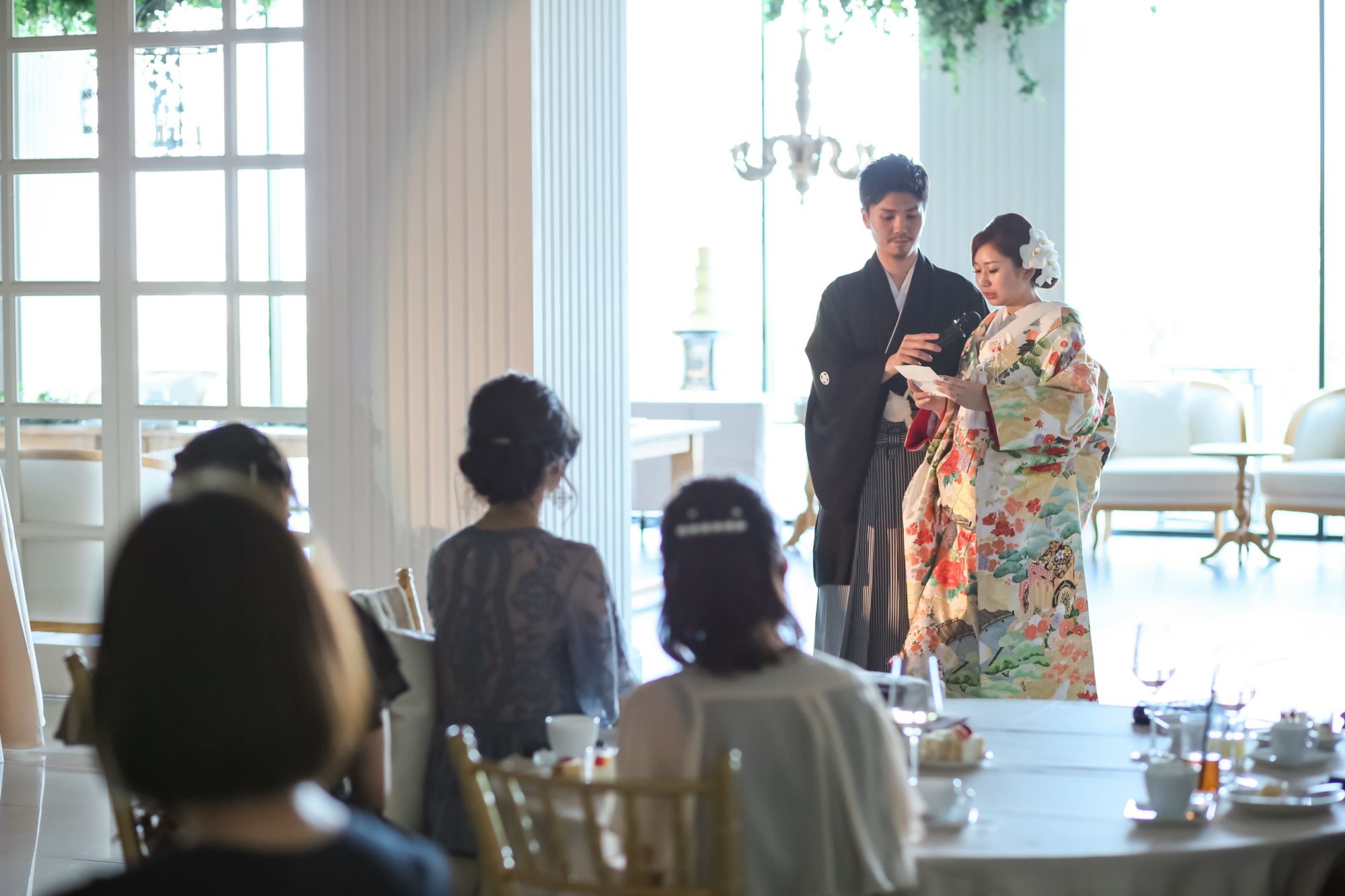 花嫁様からのお手紙はとっても印象的なシーンとなるので写真映えのする華やかな色打掛が素敵です。