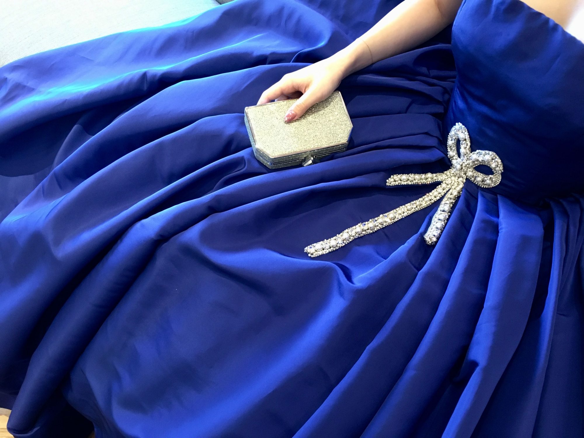 ロイヤルブルーのカラードレス
