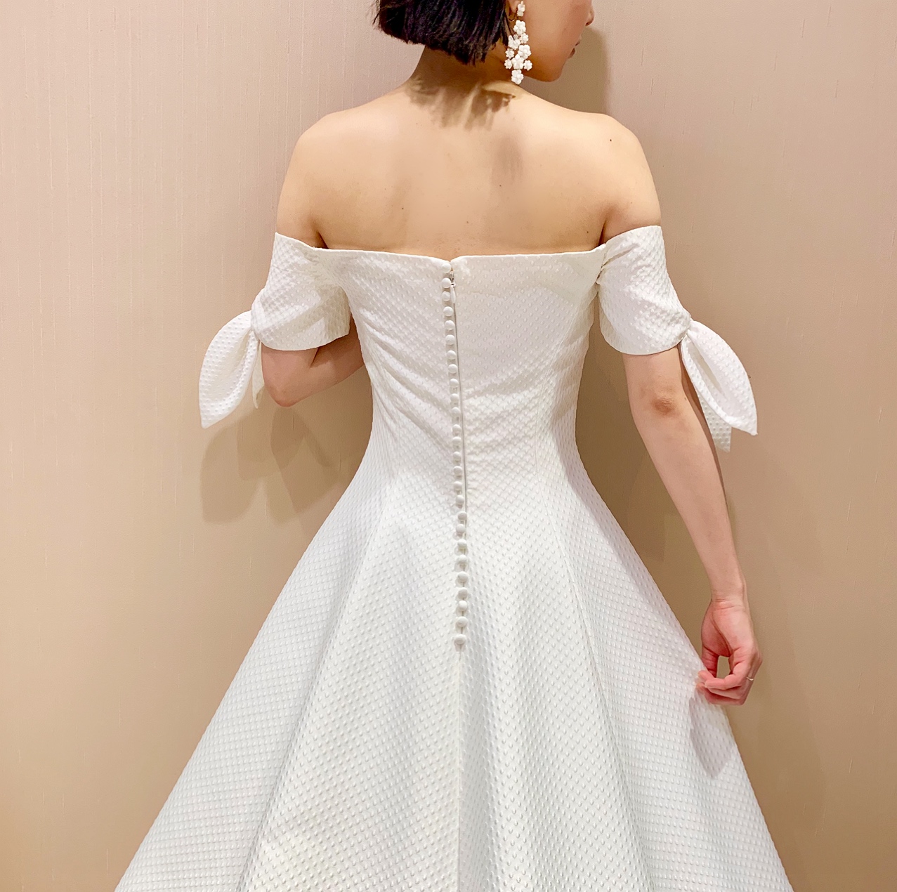 レラローズのドットジャガードの素材が美しいAラインのウエディングドレス