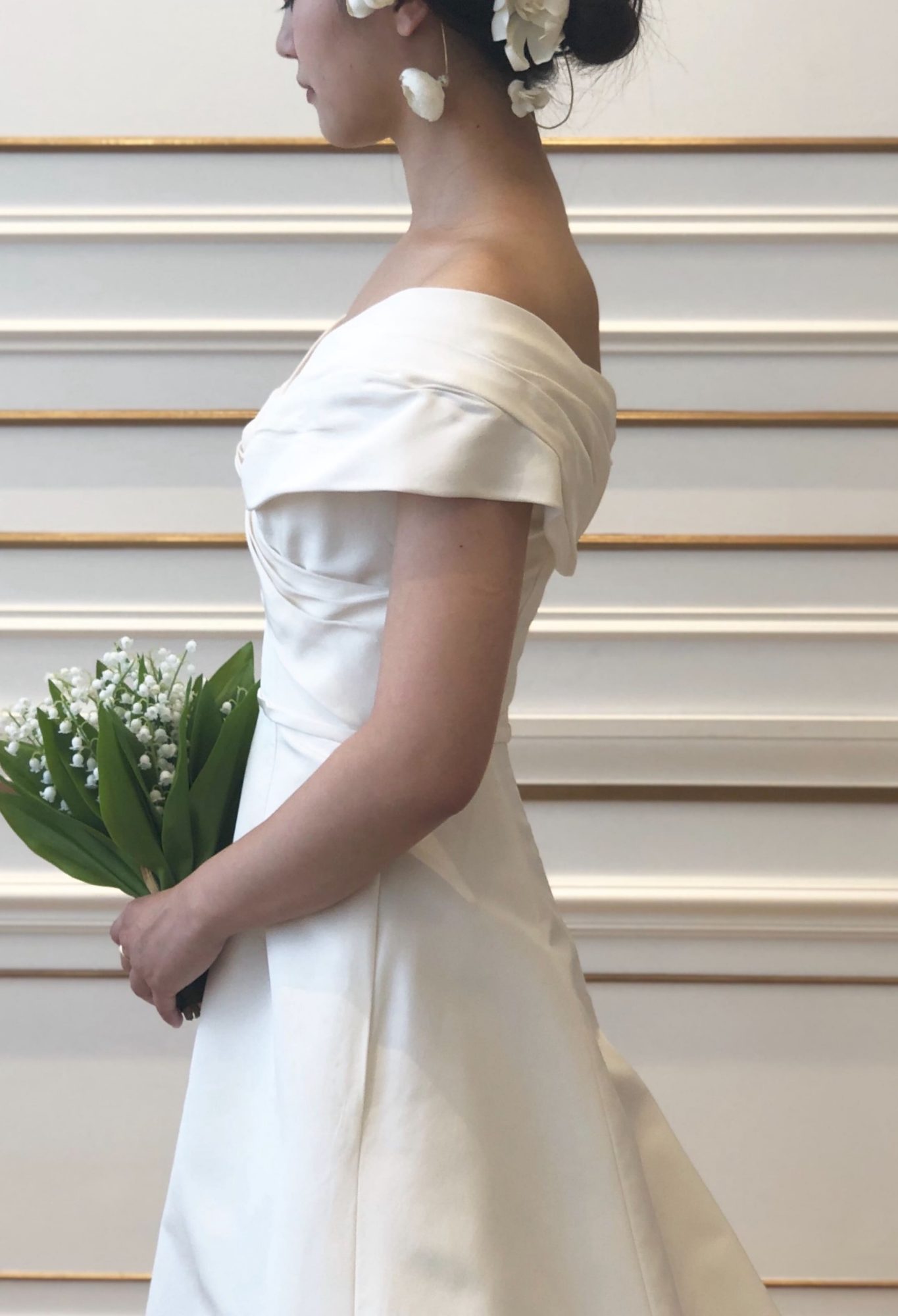 日本の花嫁さまに愛されるオフショルダーのウェディングドレス