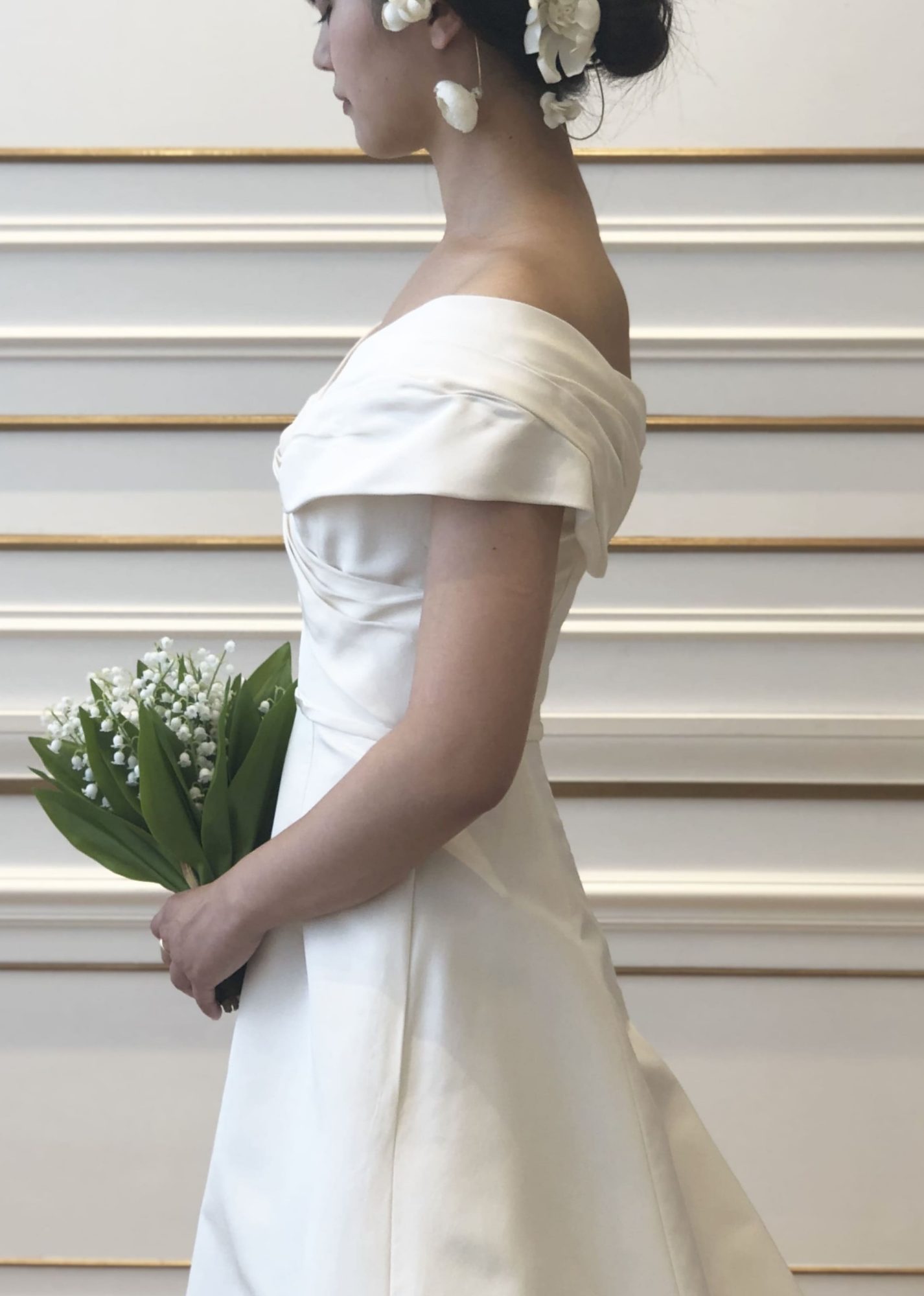 2020年のトレンドでもあるエリ―サーブのオフショルダーのウェディングドレス