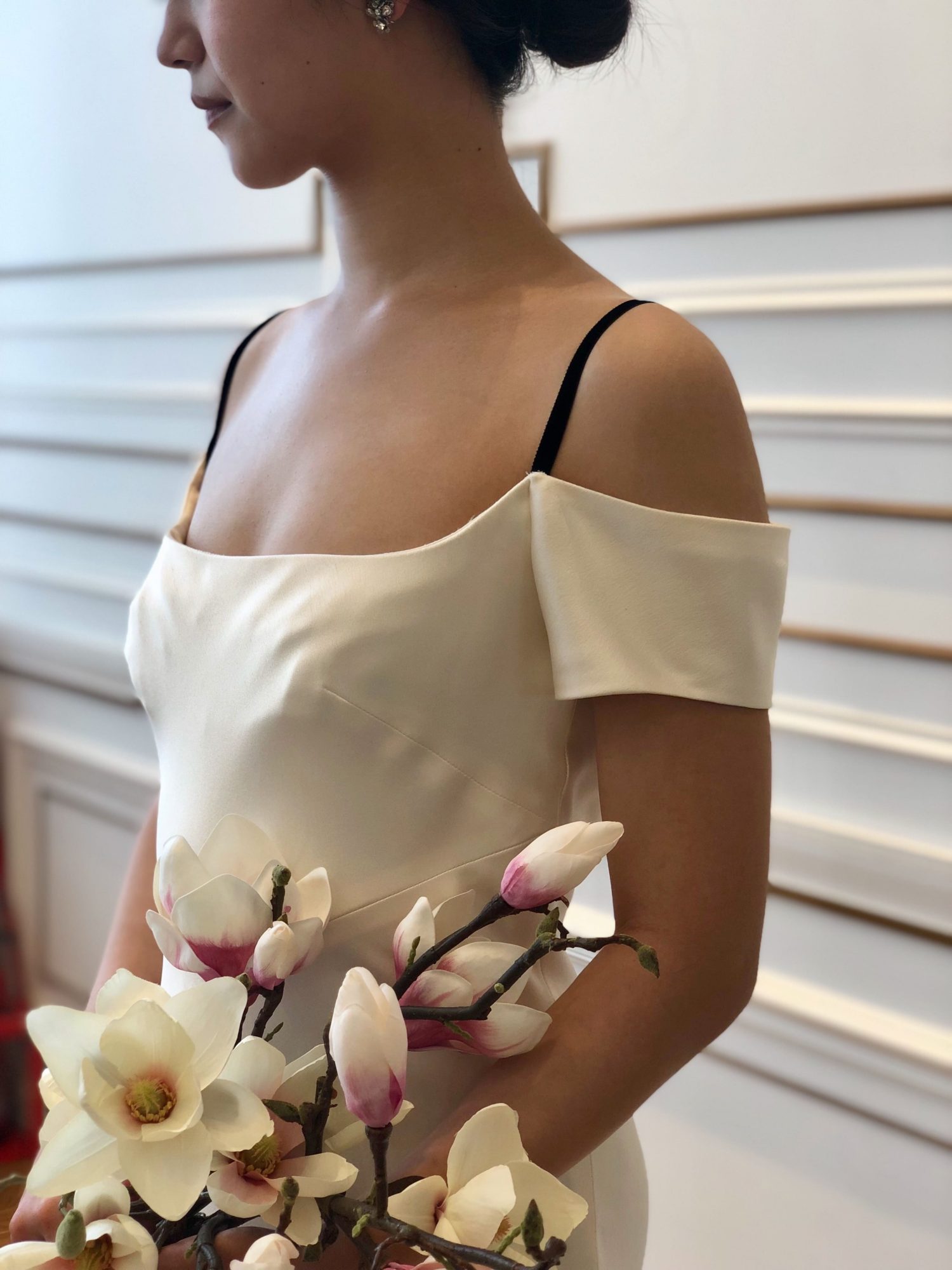 日本の花嫁さまに愛されるオフショルダーのウェディングドレス