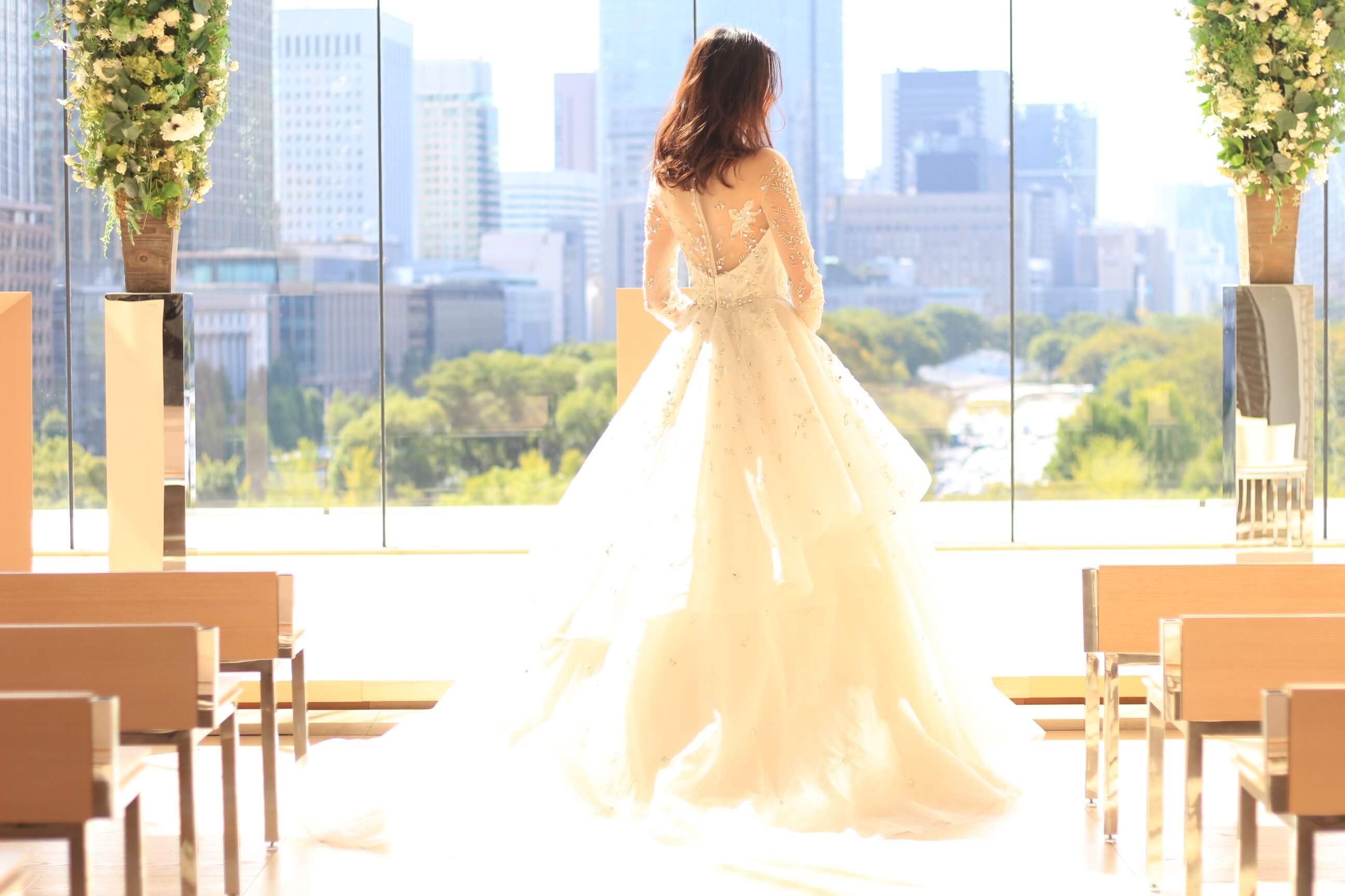 自然光の入るパレスホテル東京でお召しいただきたいザトリートドレッシングのウエディングドレス