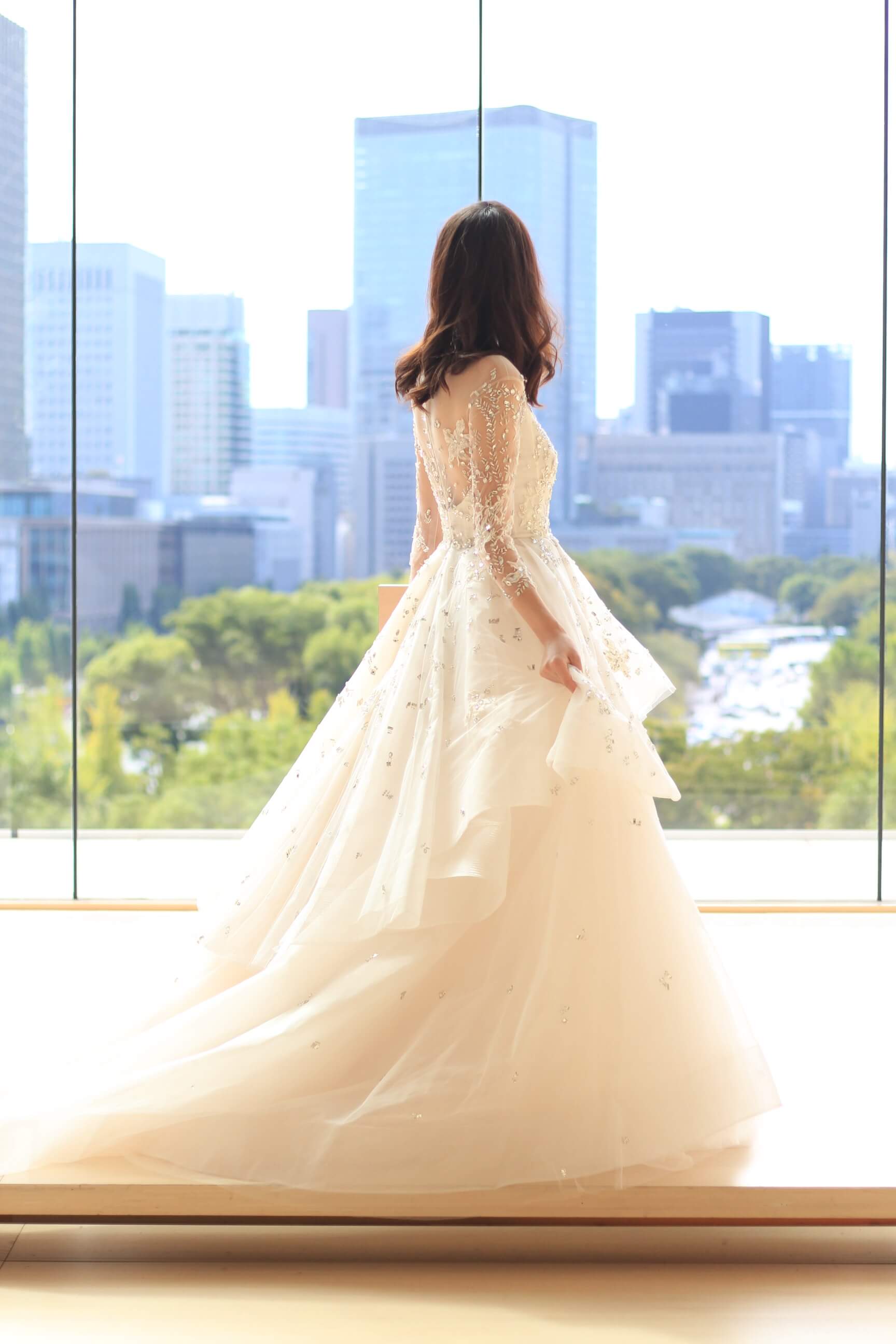 パレスホテル東京に合うモニークルイリエの新作ドレス