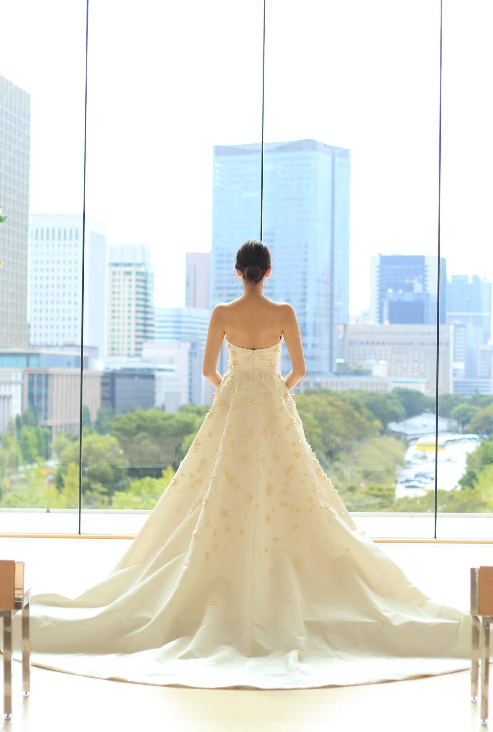 パレスホテル東京のチャペルに写真映えするトレーン長めのウエディングドレス