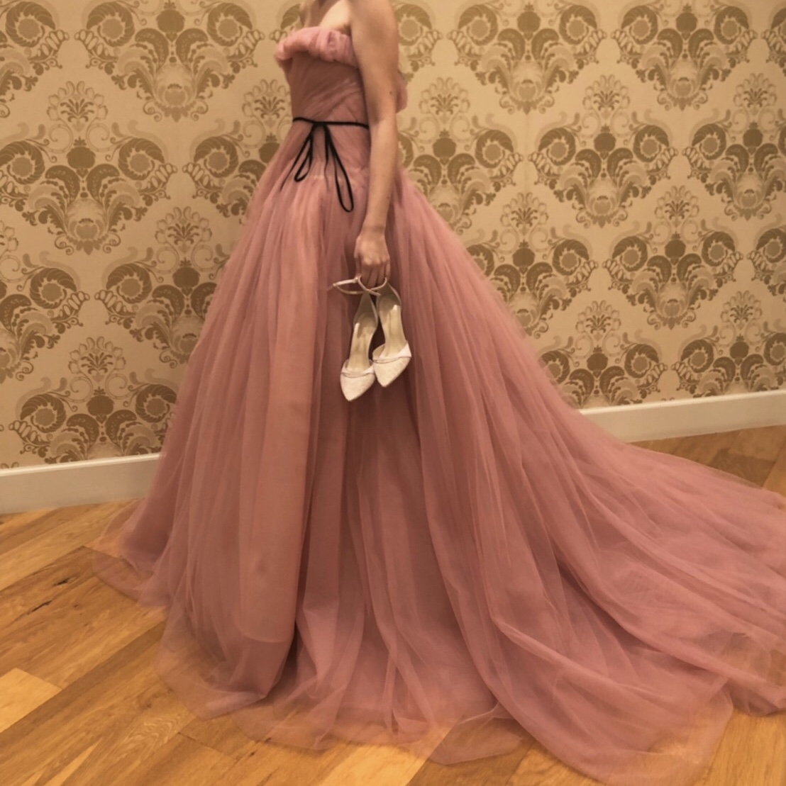 ザ・ルイガンズの披露宴会場でロマンティックにお召いただけるモニーク・ルイリエのピンクの新作カラードレス