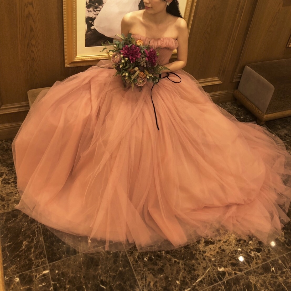 甘すぎないスモーキーなピンクのカラードレスが、WITH THE STYLEの大人婚にぴったり