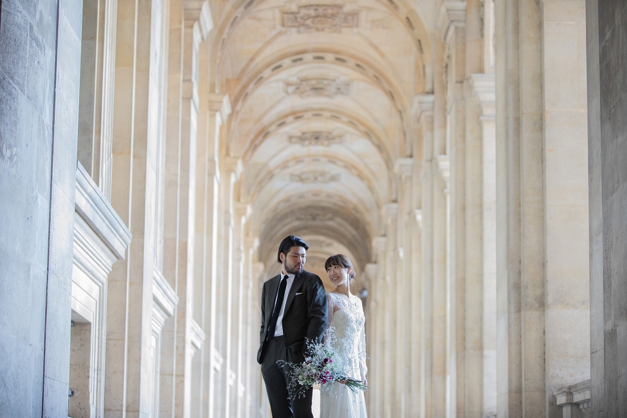 ハネムーンで訪れたフランスの首都パリにあるルーブル宮殿内での、ウェディングドレスでの撮影