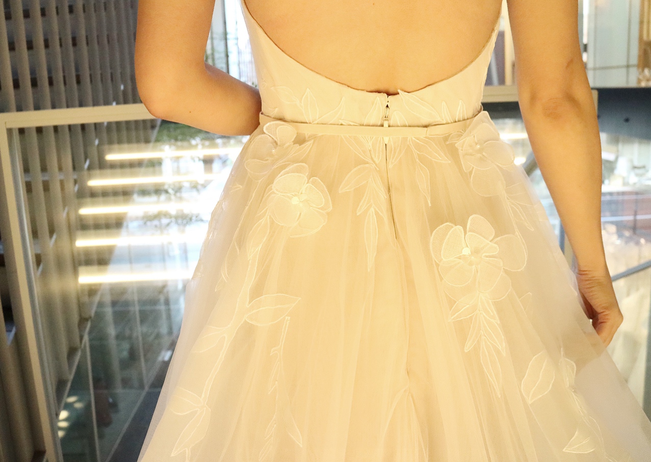 繊細なフラワーモチーフが美しいミラ・ズウィリンガーのウェディングドレス