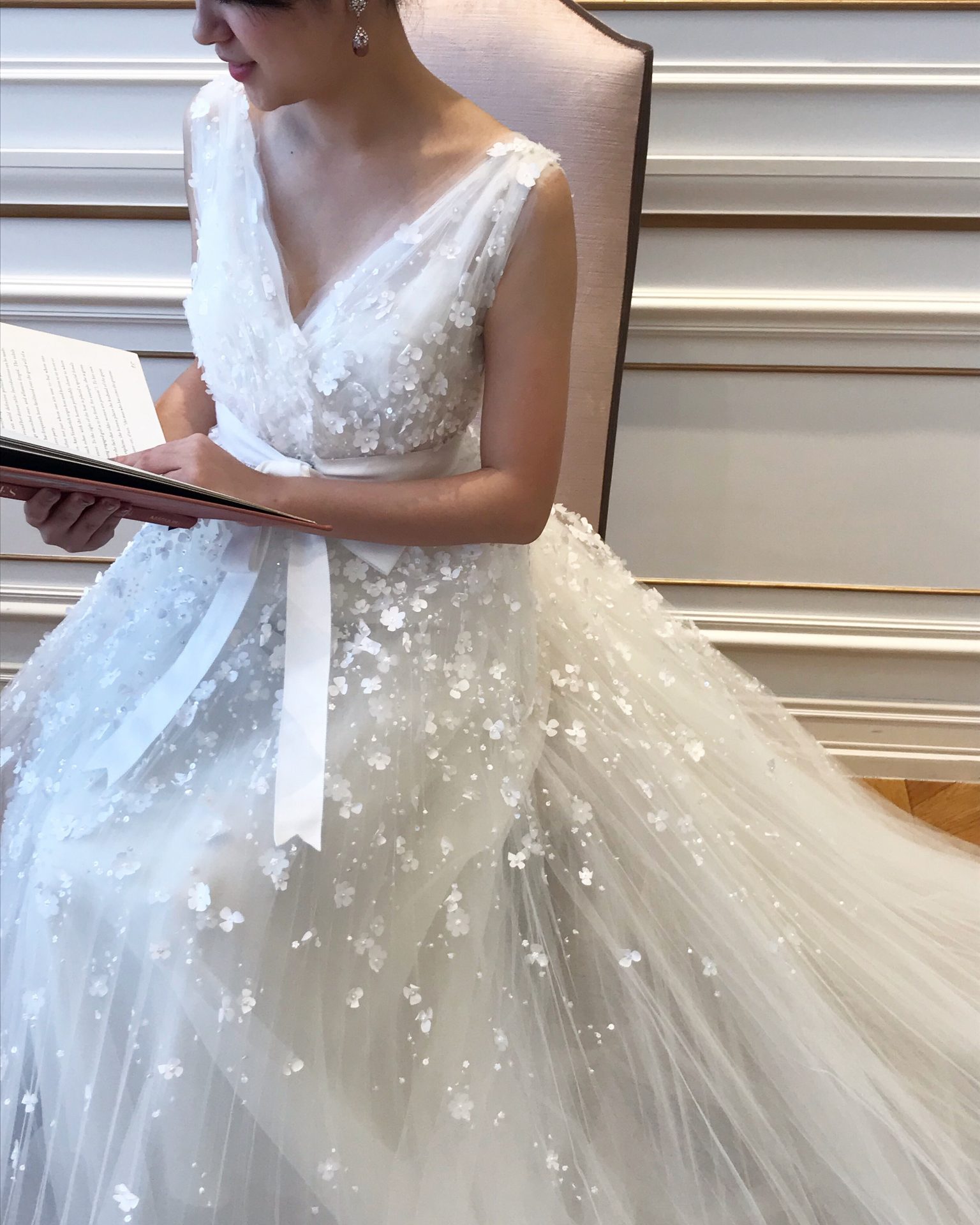 Dフラワーモチーフが可愛いオスカーデラレンタの新作のAラインのウェディングドレス