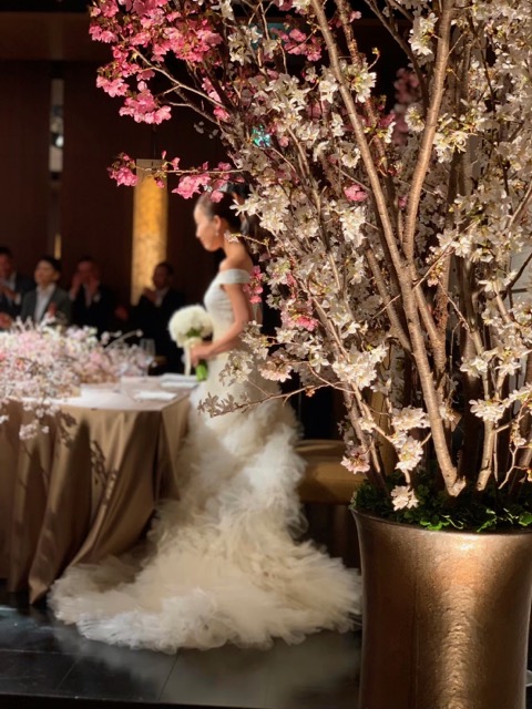 桜の花びらが舞う夜桜をイメージした披露宴は、田中麻衣様らしいハイセンスな大人のホテルウェディングです