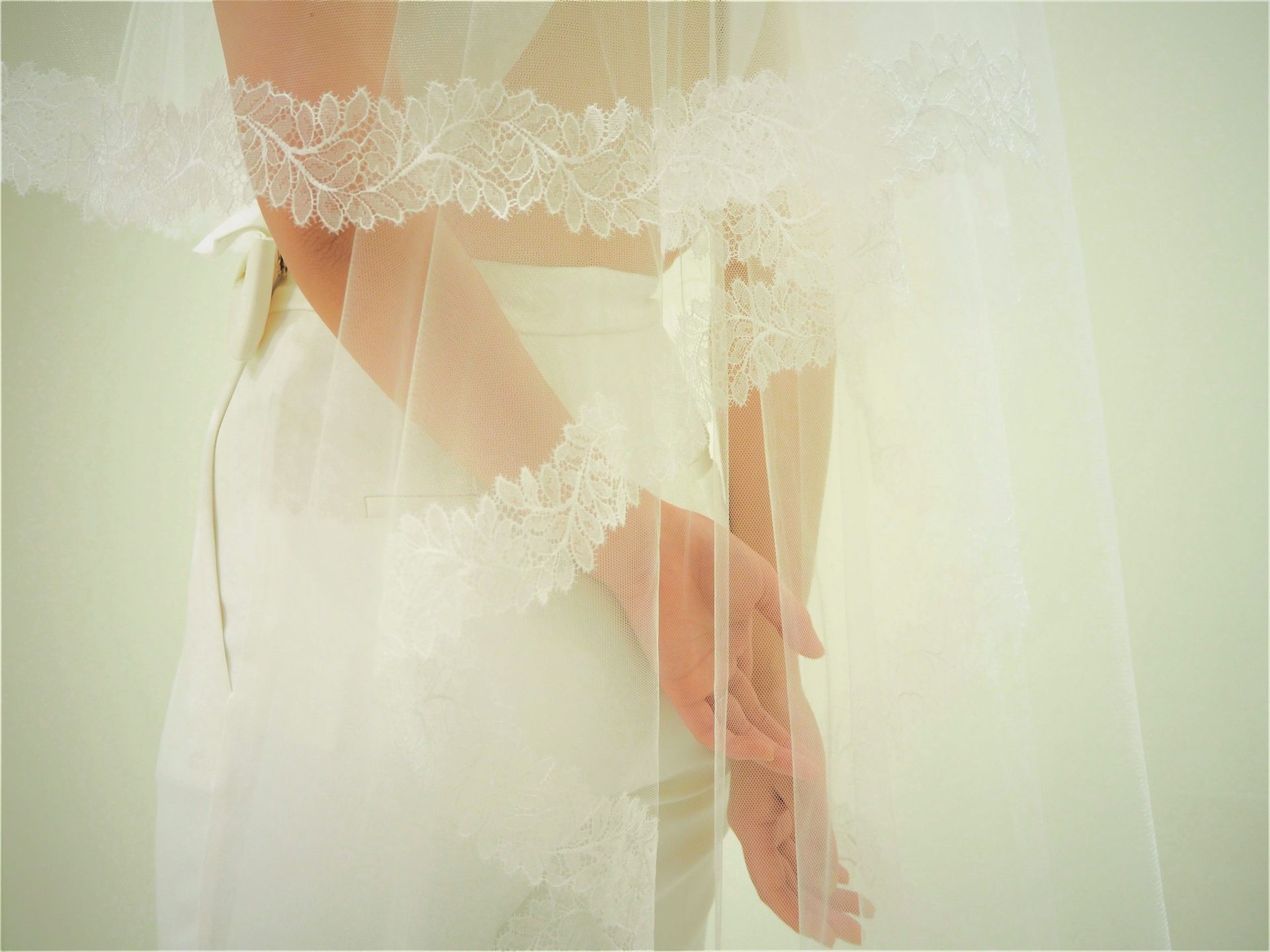 透明感のある繊細なレースベールは、暖かい春の結婚式にオススメのアイテムです
