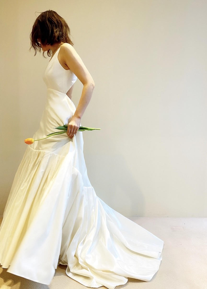 シルクタフタの光沢が美しく、おしゃれで個性的なアムサーラのウェディングドレス