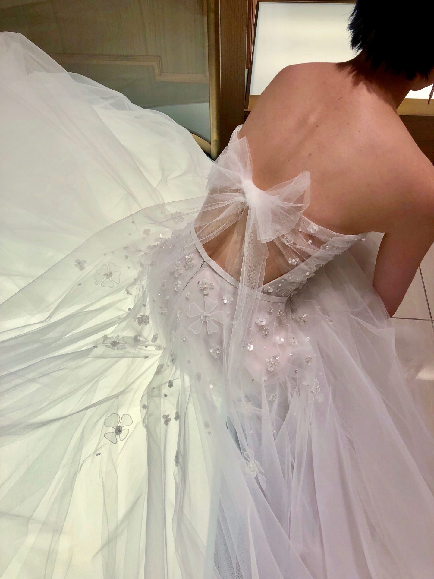 バックコンシャスで透明感溢れるビーディングやフラワーモチーフが美しいミラ・ズウィリンガーのウェディングドレス