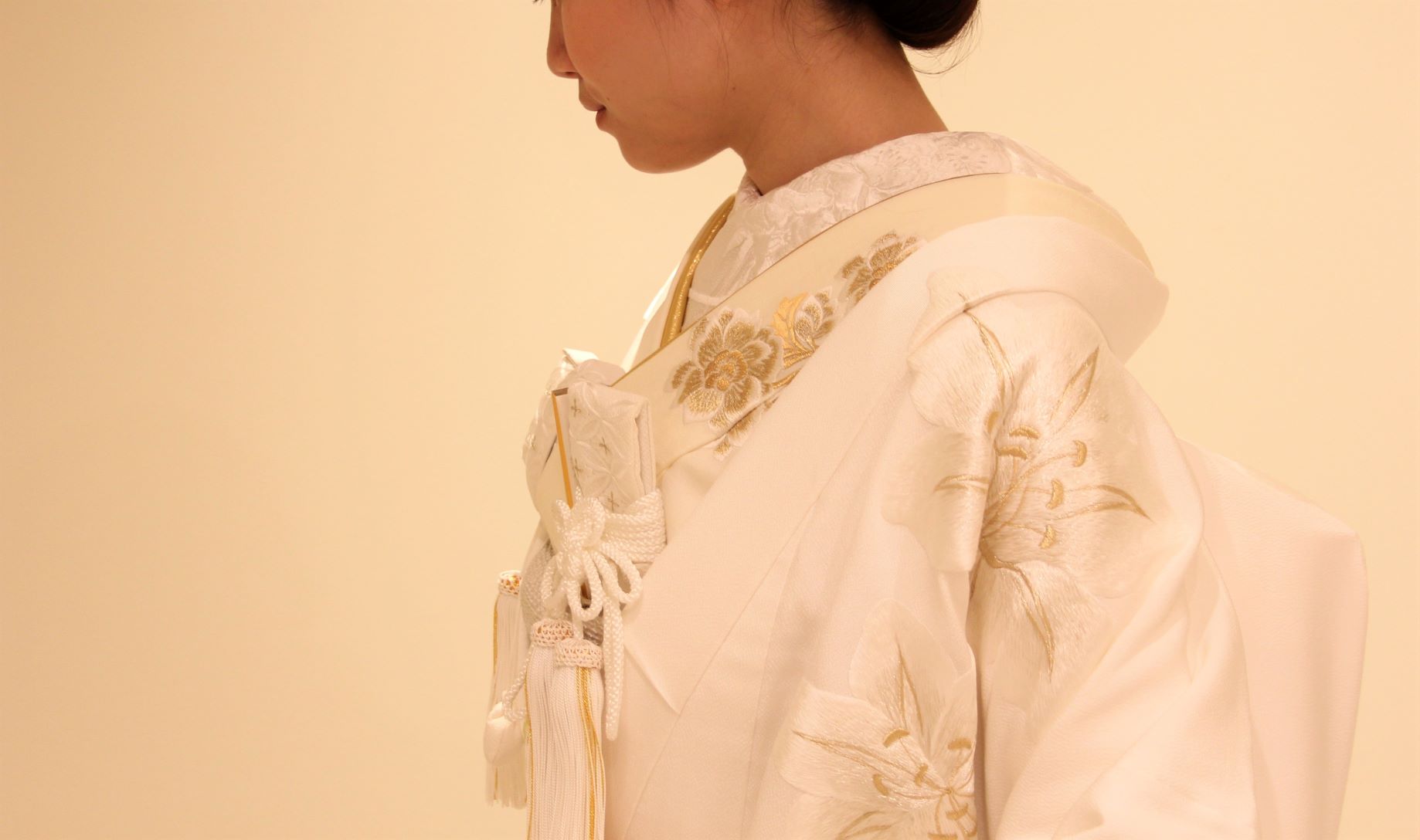 絹100%で仕立てられた伝統的な花嫁衣装である白無垢は柔らかな風合いや着心地の良さが特徴です