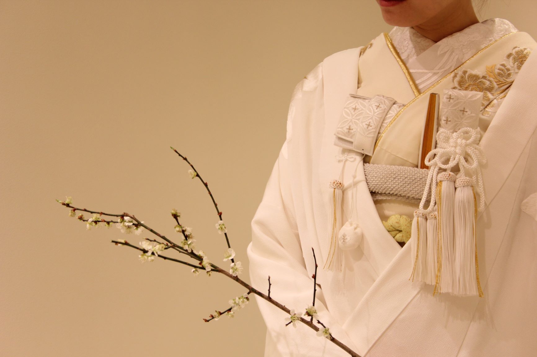 梅などの大振りの枝物にもよく合うモダンな印象の和装はTHETREATDRESSINGのADDITION店でお取り扱いしております