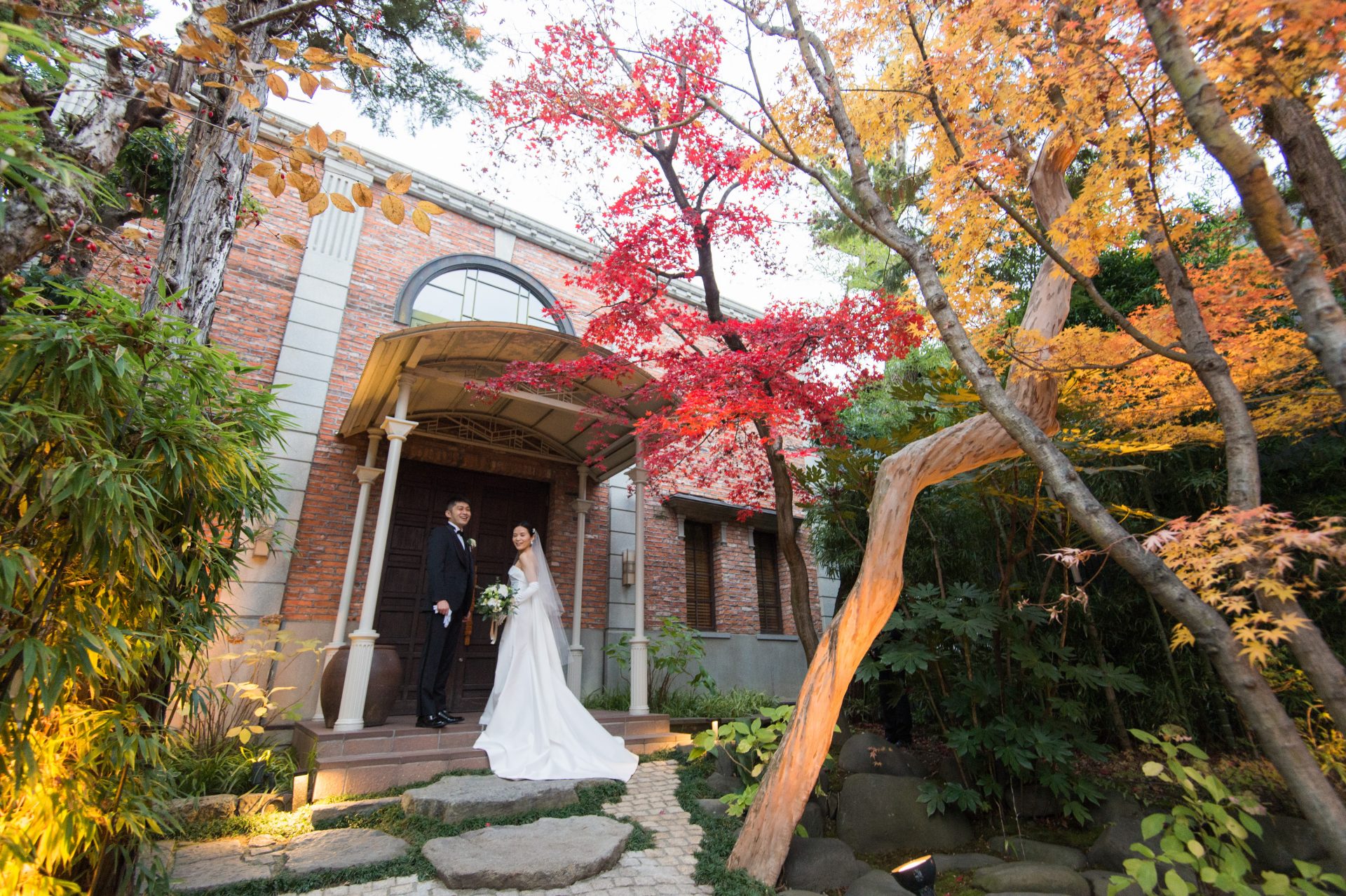 藤屋御本陳の紅葉の中で行う結婚式｡長野の歴史ある空間でウェディングドレスを身を包むご新婦様｡