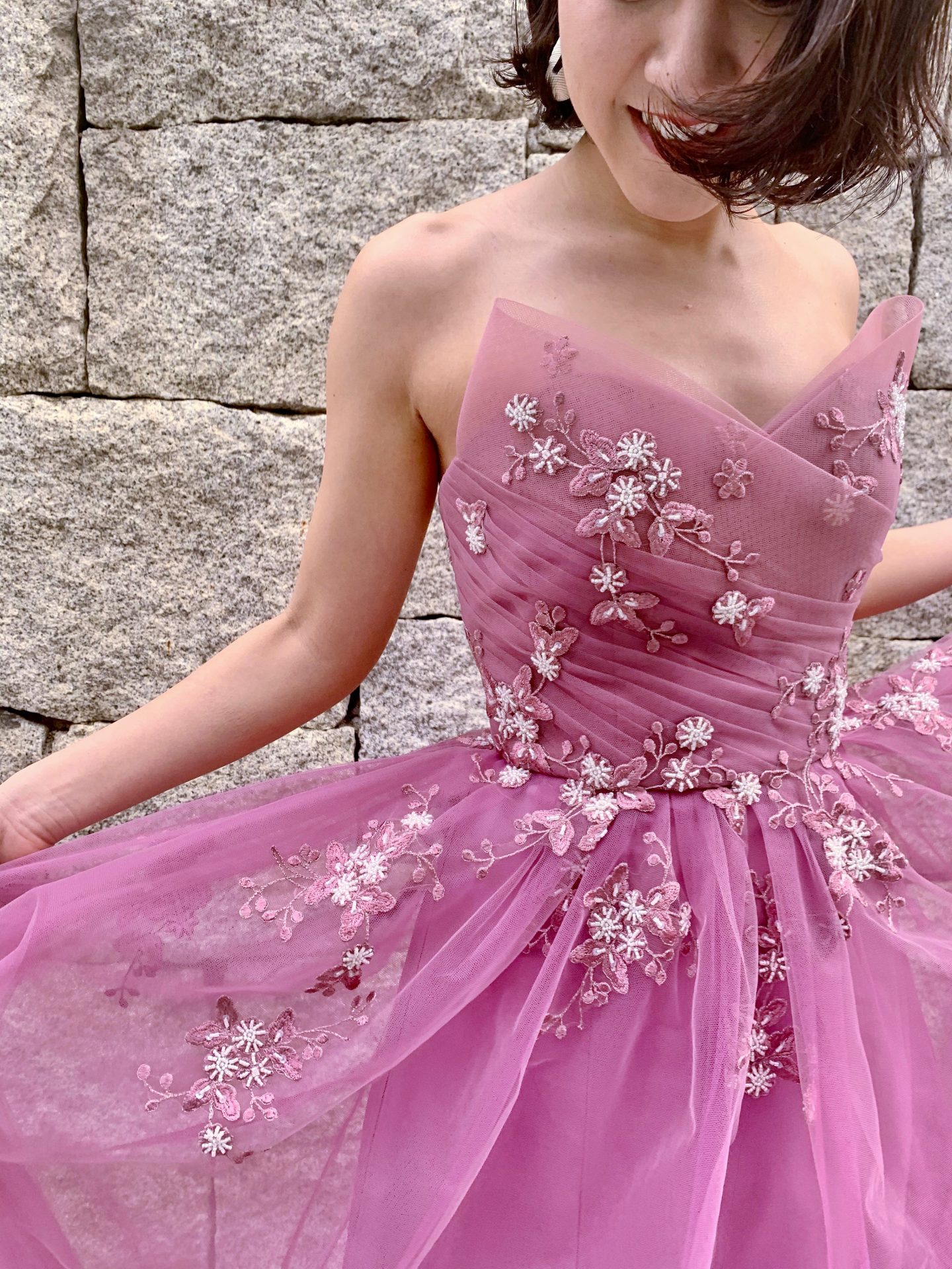 パープルのチュール素材のカラードレスは、秋挙式の花嫁様におすすめです。