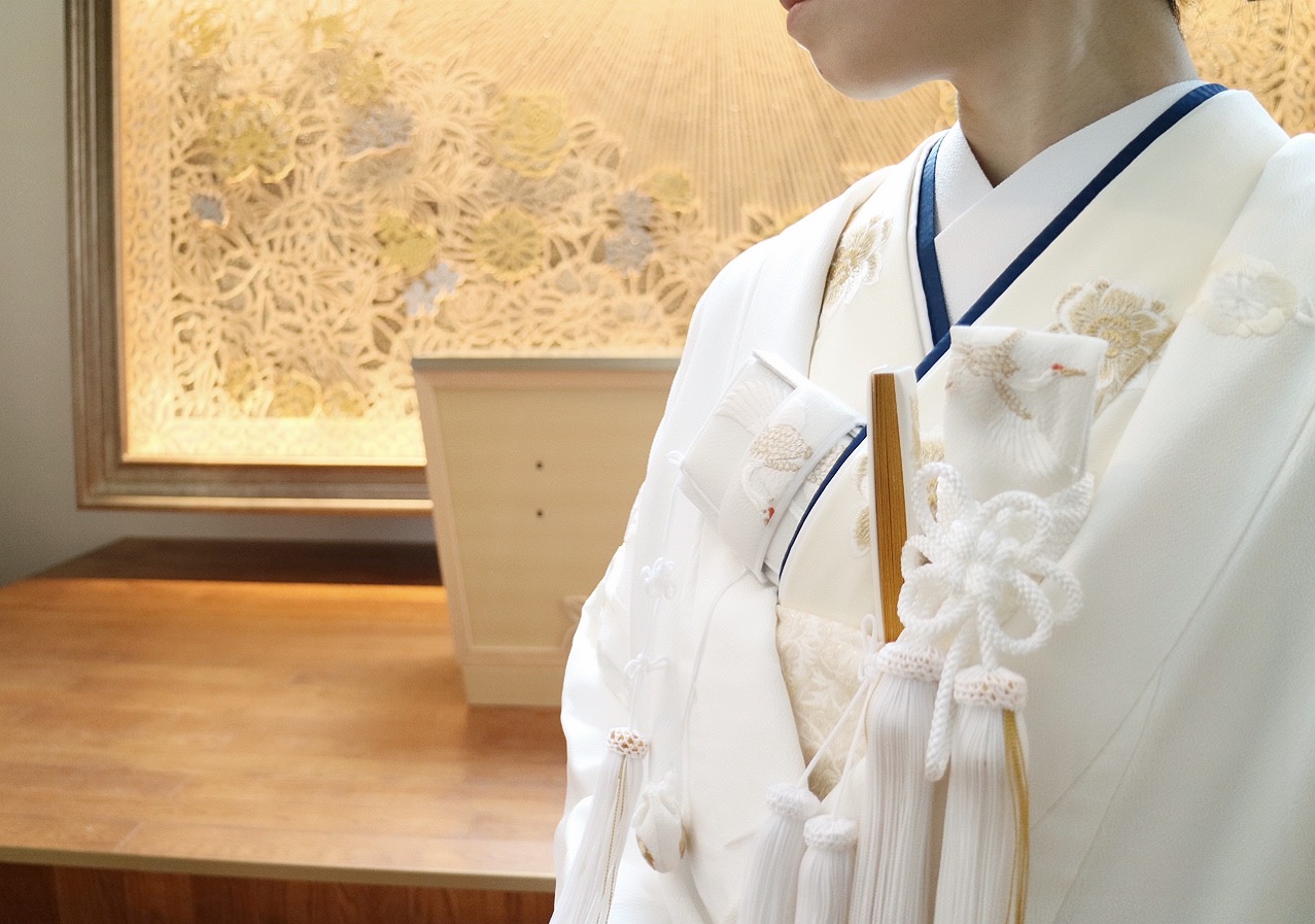 ザトリートドレッシング京都店でお取り扱いをしている金刺繍が華やかな白無垢を合わせた挙式でのコーディネート