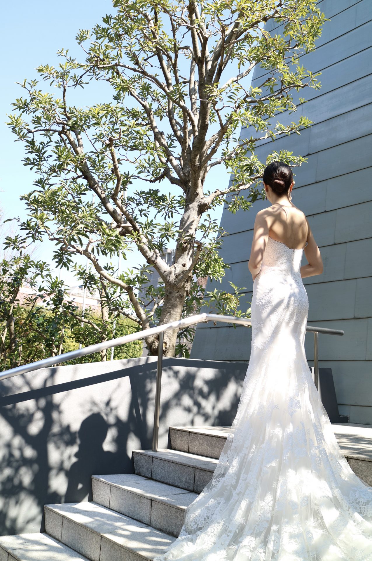 バックスタイルが美しいザトリートドレッシング京都店でお取り扱いをしているモニークルイリエのウエディングドレスを着てお過ごしになる結婚式