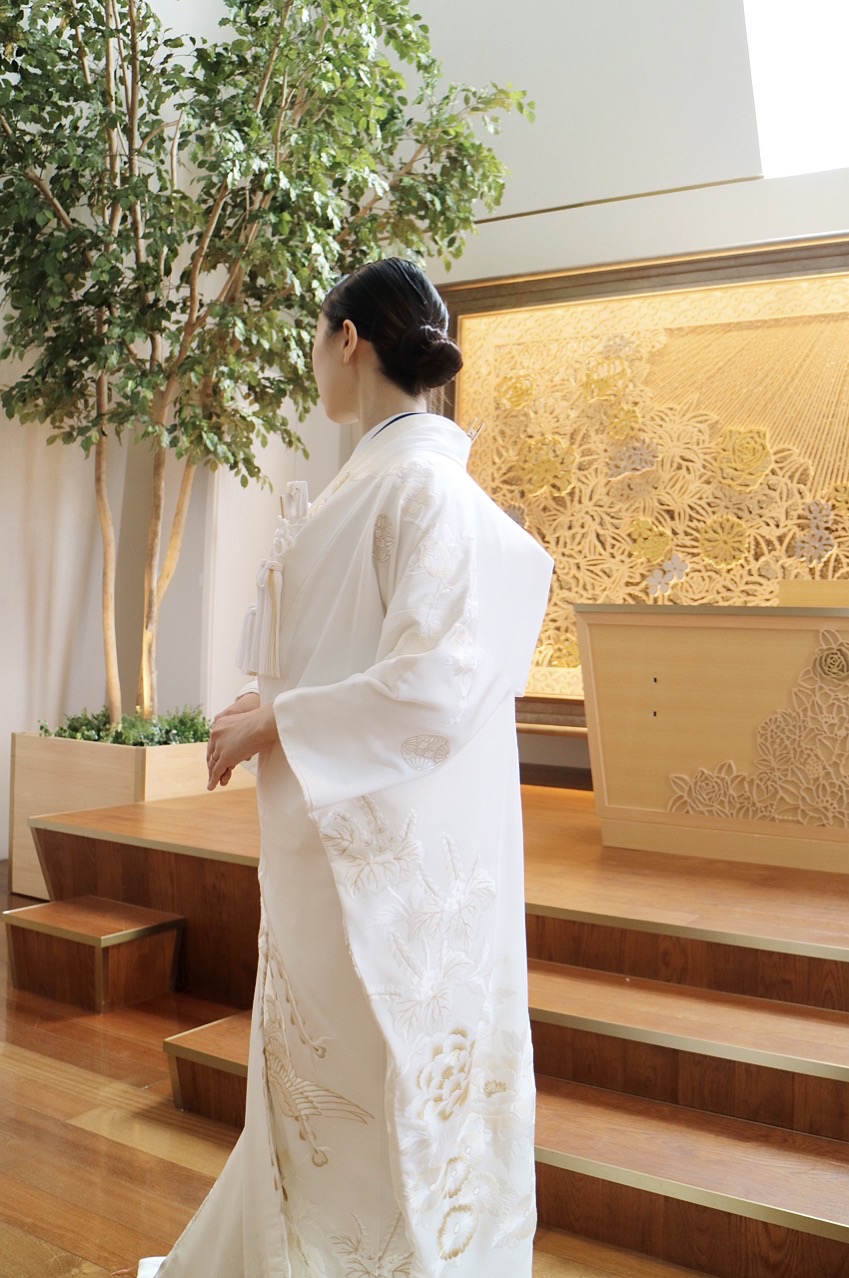 トリートドレッシング京都店にてお取り扱いをしている縮緬地に鶴と草花の華やかな金刺繍を施した白無垢をお召しになられた和装でのお式