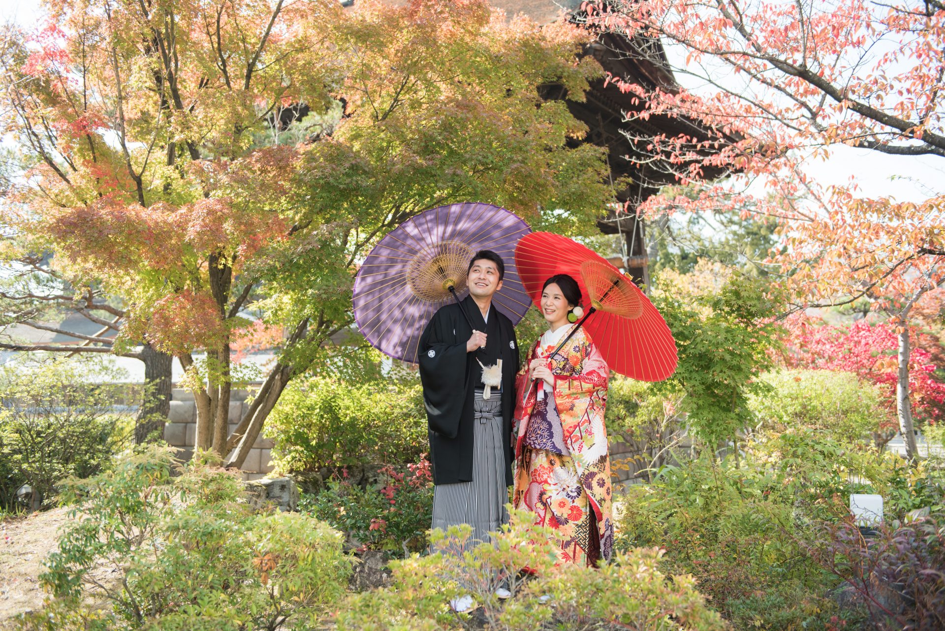 紅葉が美しい日本庭園にて行うトリート和装での前撮り