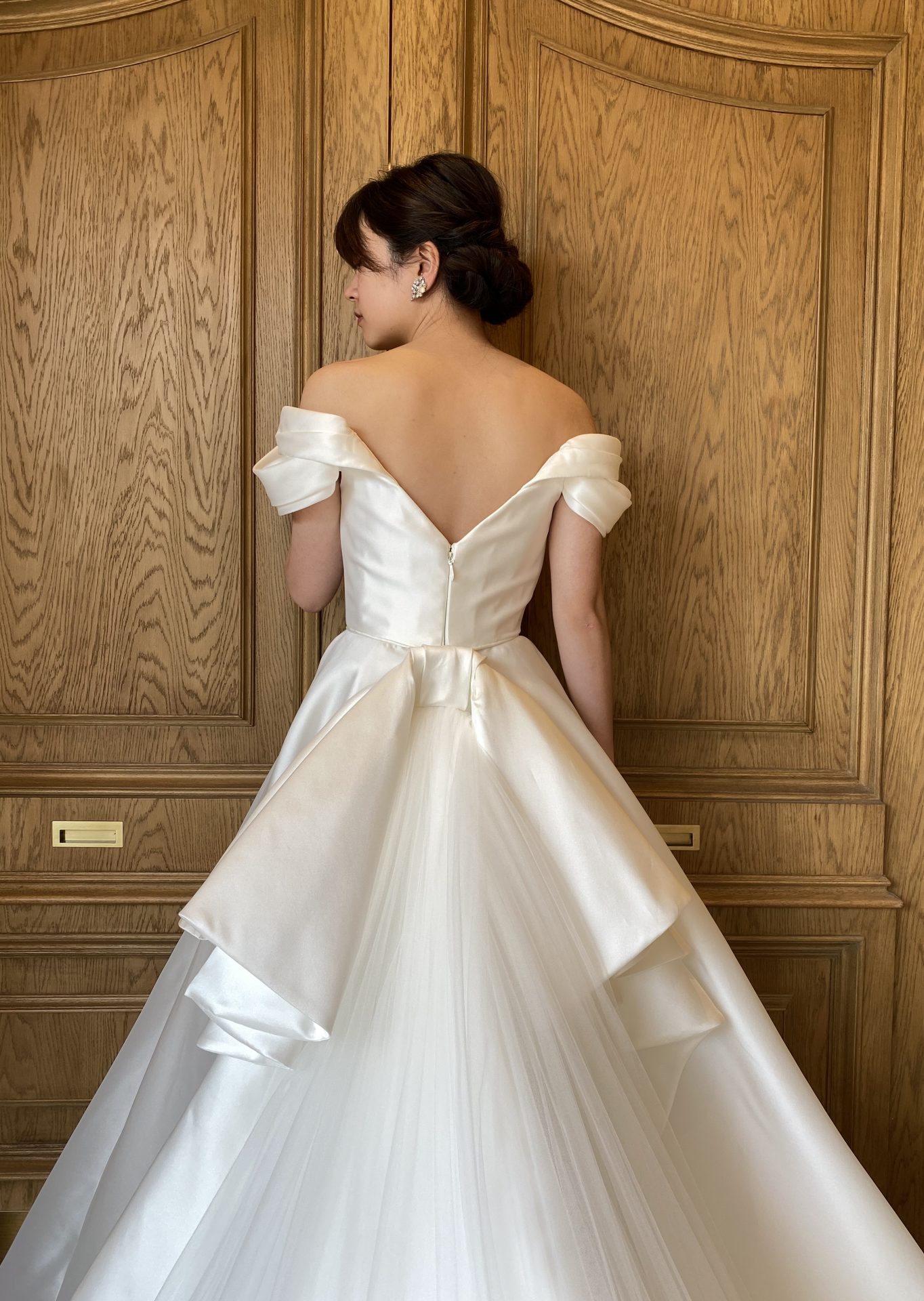 上品でエレガントな花嫁におすすめしたいAラインの立体的なトレーンが美しくオフショルダーが王道でクラシカルな雰囲気のザ・トリートドレッシング名古屋店で人気のマルケーザの新作ウェディングドレス