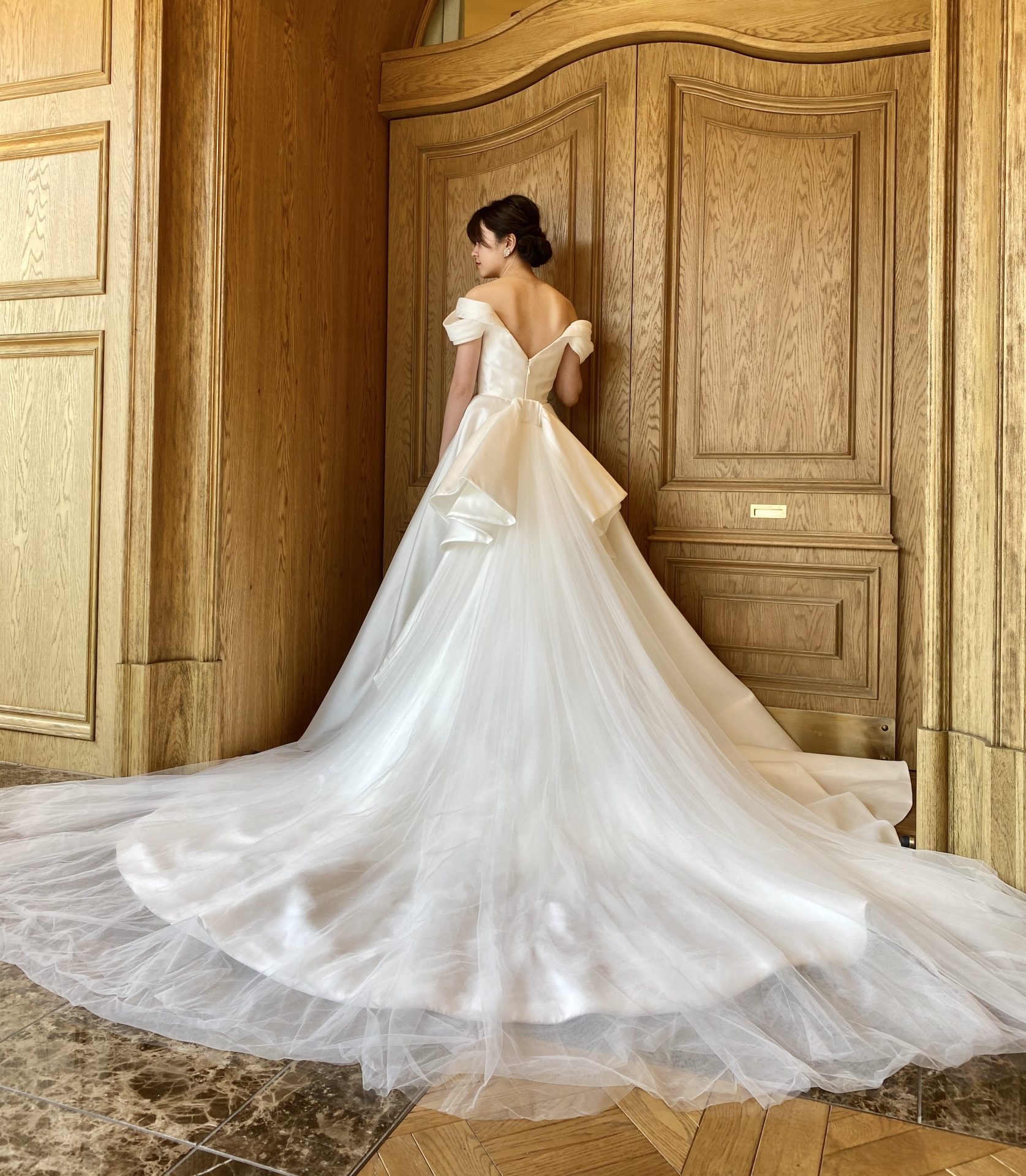 上品でエレガントな花嫁におすすめしたいAラインの立体的なトレーンが美しくオフショルダーが王道でクラシカルな雰囲気のザ・トリートドレッシング名古屋店で人気のマルケーザの新作ウェディングドレス