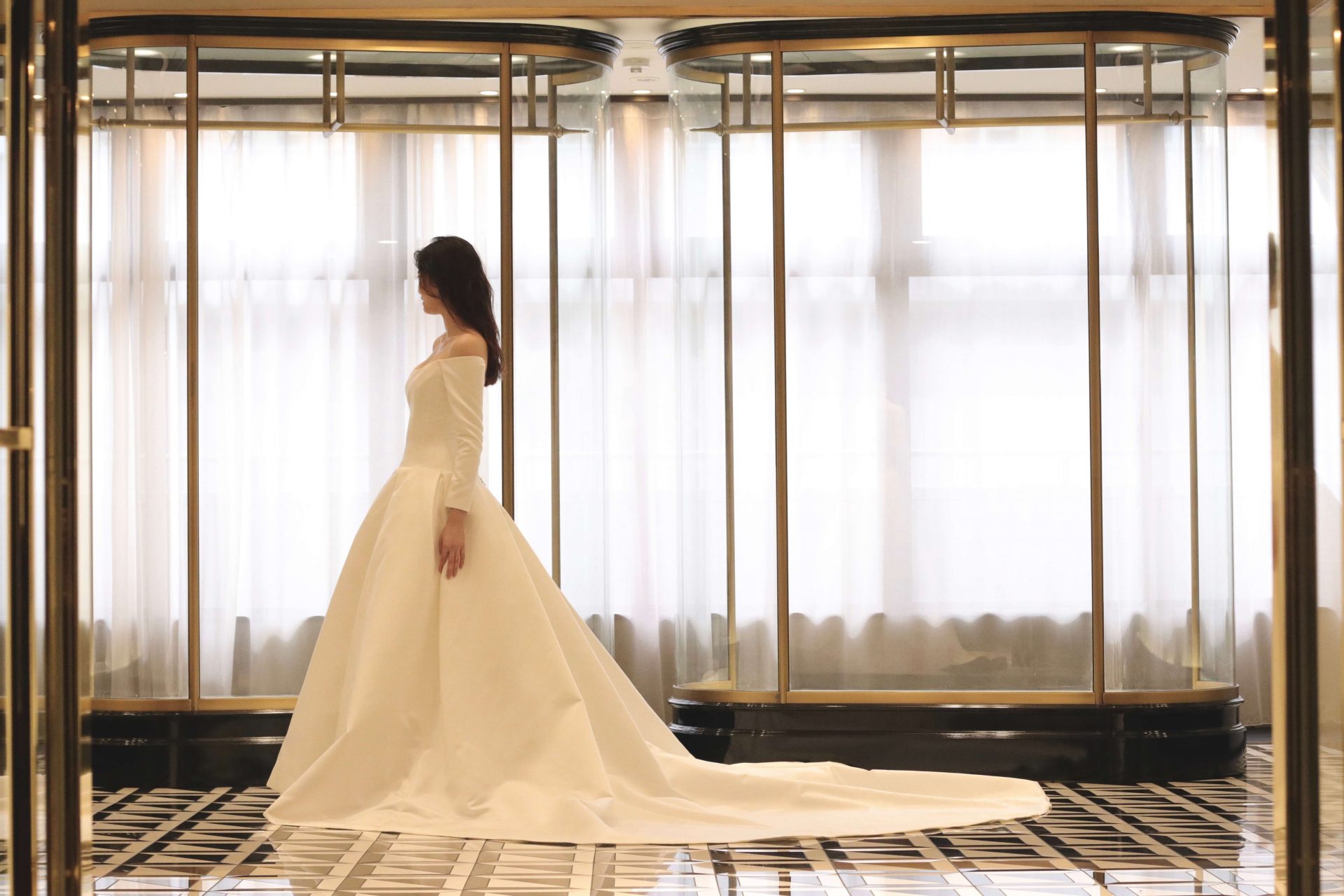 光沢のある上質なダッチェスサテンの新作ウェディングドレスは、優美で存在感のある圧倒的な美しさで、THETREATDRESSING提携のパレスホテル東京で結婚式を挙げられる花嫁様にもお勧めしたい一着です