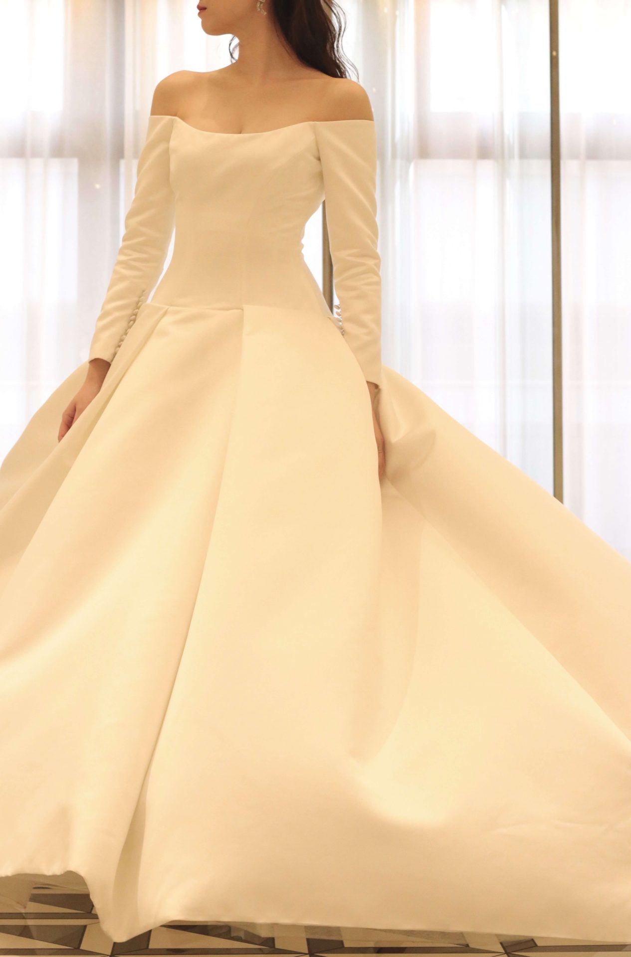 オフショルダーが美しいプリンセスラインのウェディングドレスはロイヤルウエディングを彷彿とさせるクラシカルで洗練された上品なウェディングスタイルをご希望の花嫁様におススメしたい一着です
