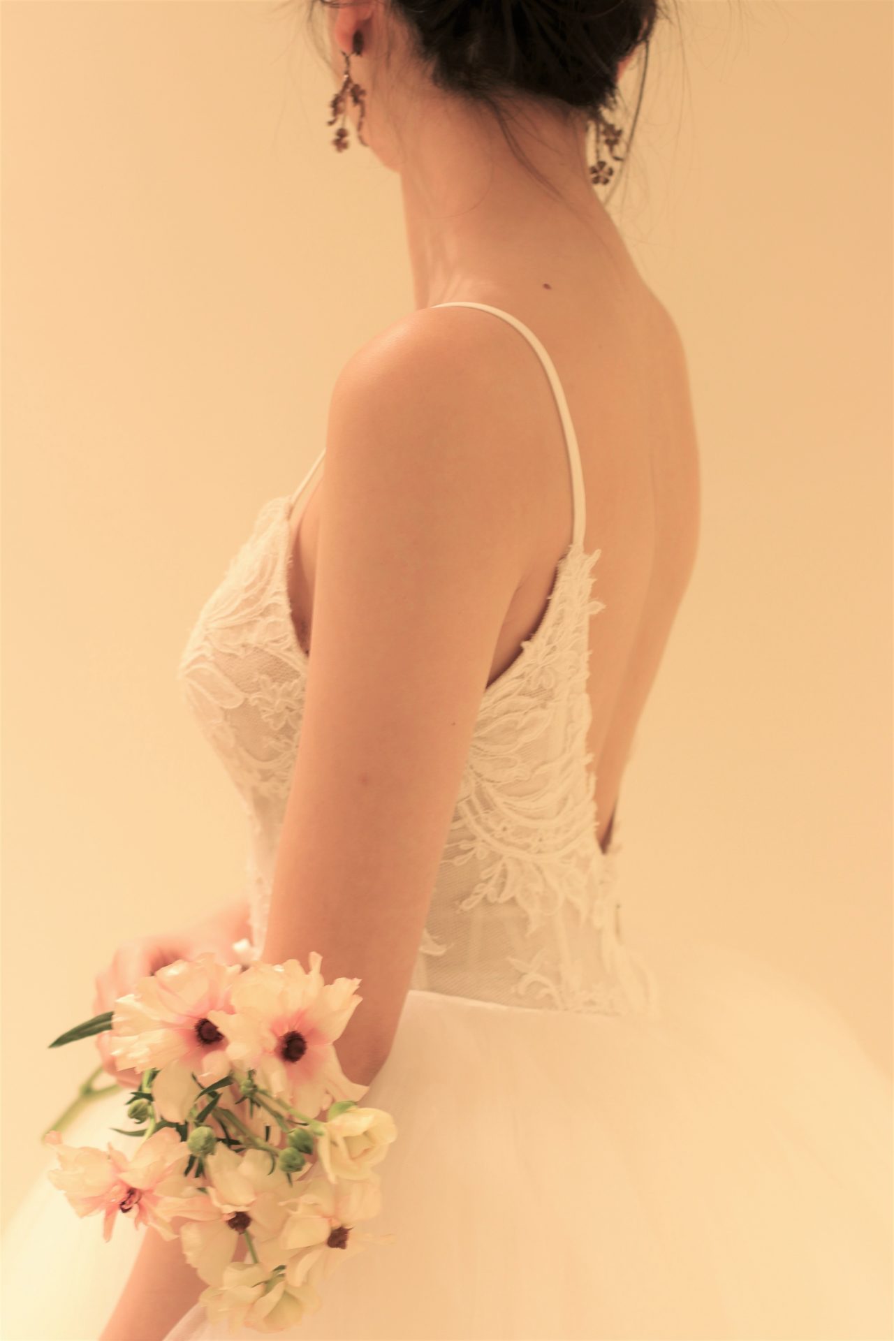 最旬のドレスブランド モニーク・ルイリエの新作レンタルドレスは、キャミソールタイプの美しいレースのトップスにふんわりと広がるプリンセスラインのチュールスカートで、花嫁様の可愛らしさと美しさを引き立たせます