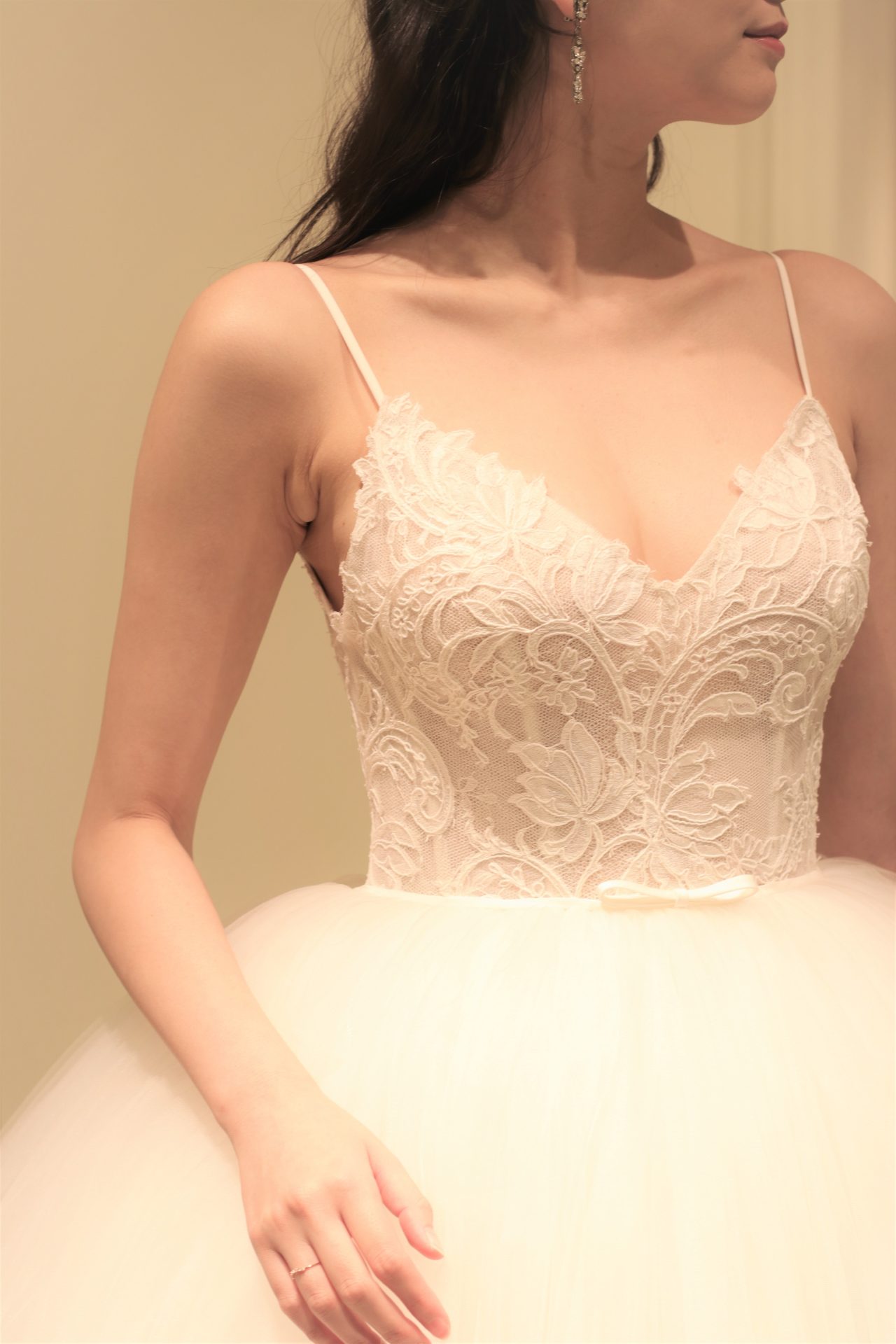 おおしゃれな花嫁様に人気のある胸元に繊細なレースを使用したキャミソールタイプのウェディングドレスは、上質さの中に軽やかさが感じられ夏の結婚式にもオススメしています