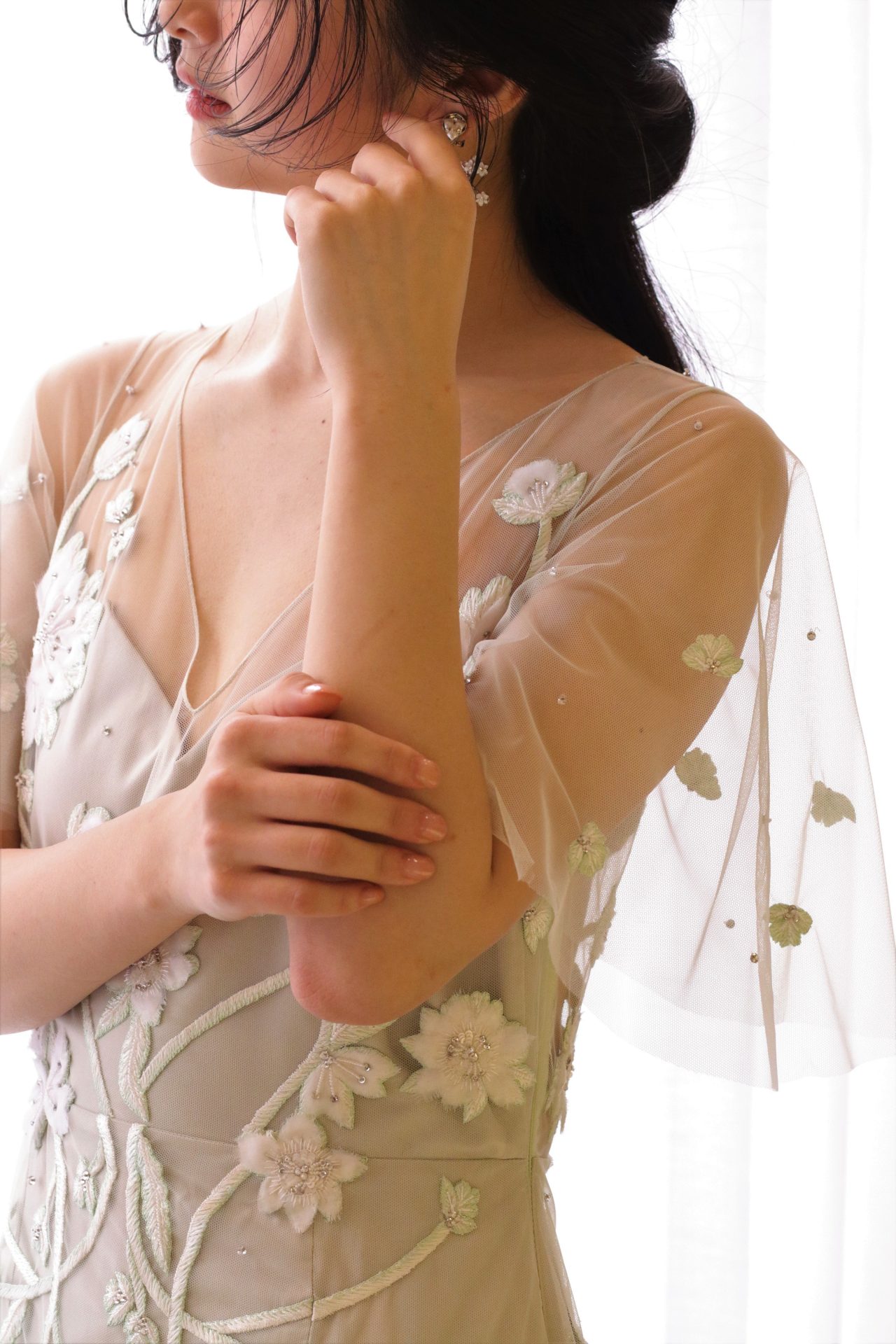 ニューヨーク発のブランド、アレクサンドラグレッコのカラードレスは、ふんわりとした袖付きのデザインが秋や冬のお式の花嫁様に人気です