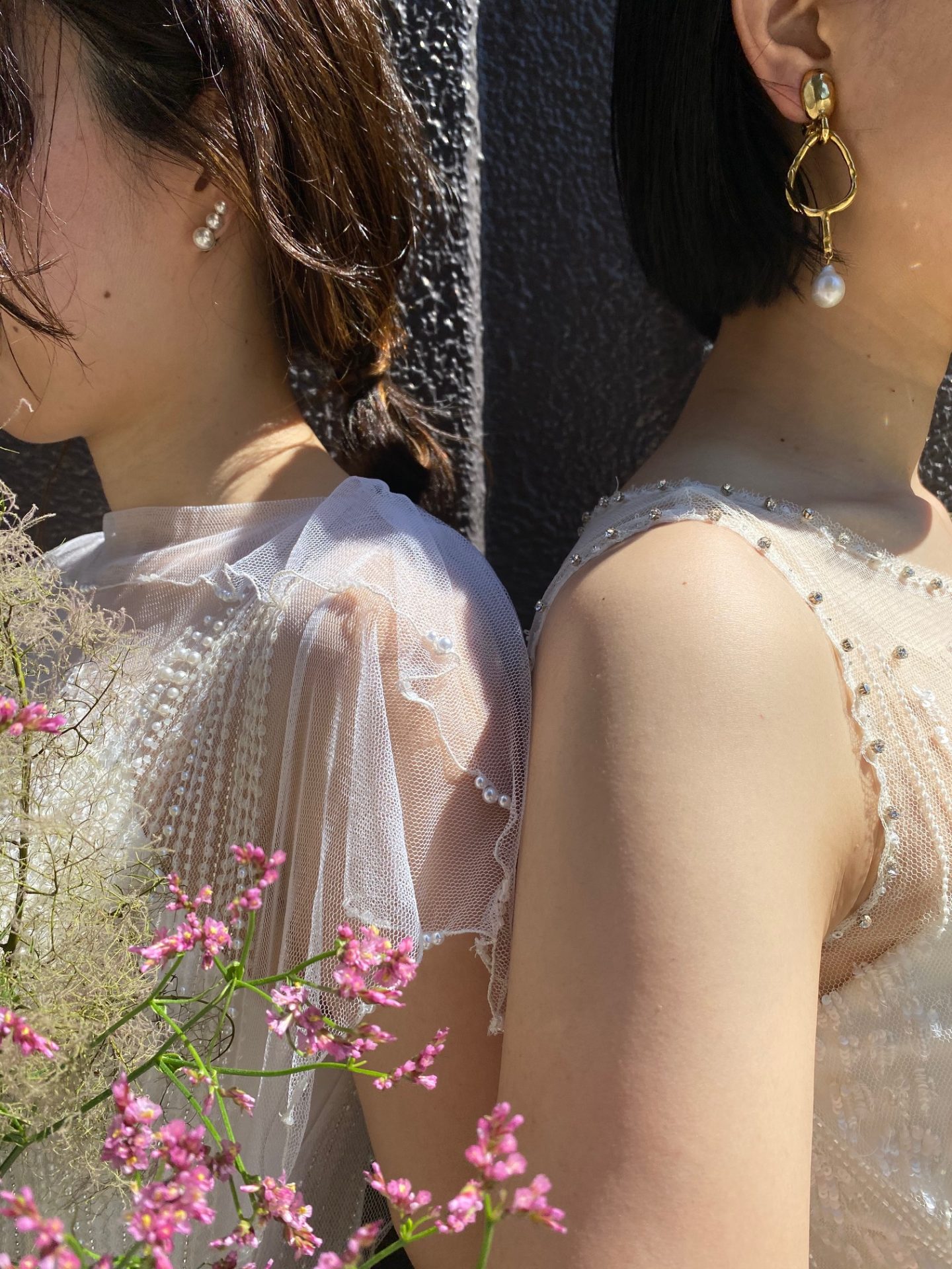 TREAT神戸店がおすすめするジェニーパッカムのウェディングドレスとパールのイヤリングのコーディネート