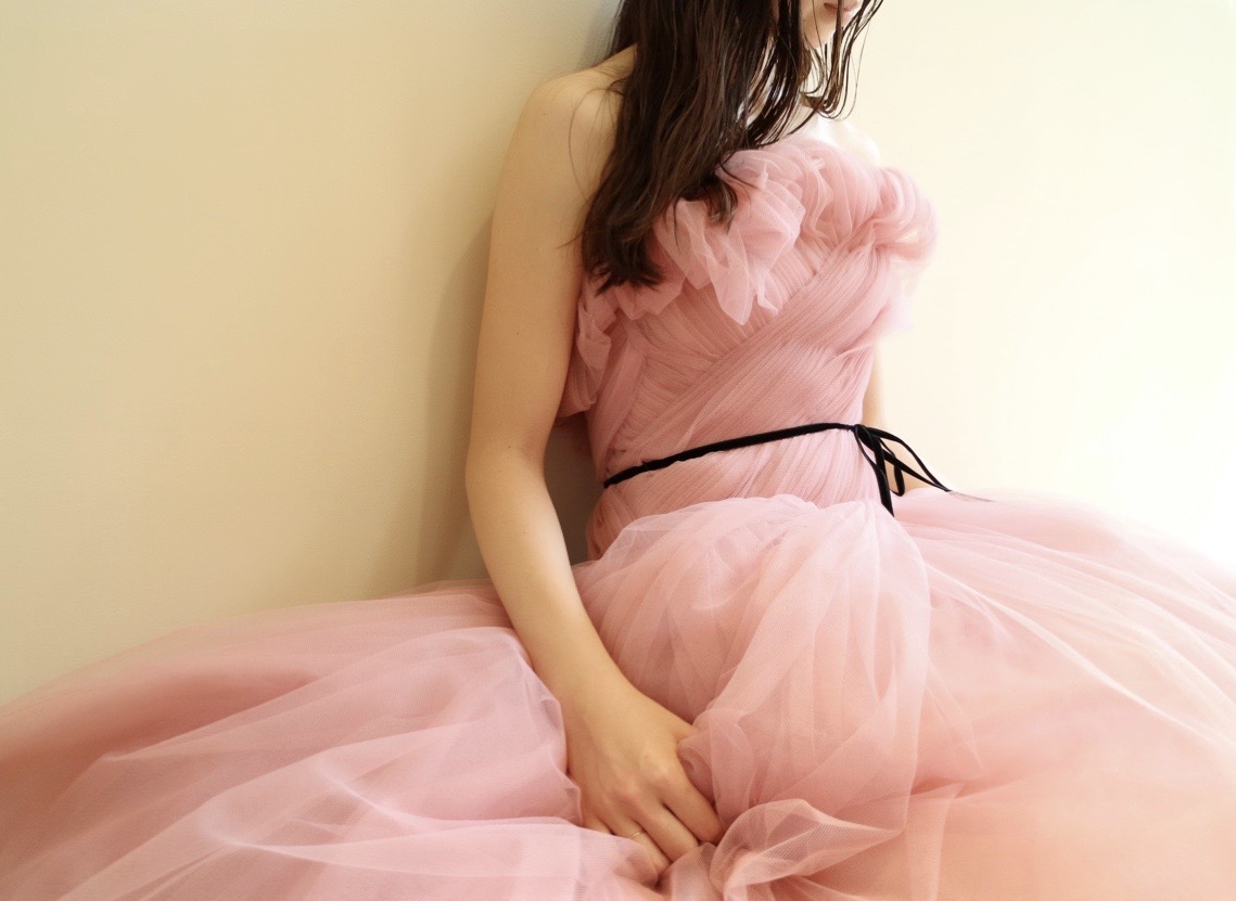 ザ・トリート・ドレッシング京都店にてお取り扱いをしているAラインのチュールをたっぷり使用したピンク色が美しいモニークルイリエのカラードレス