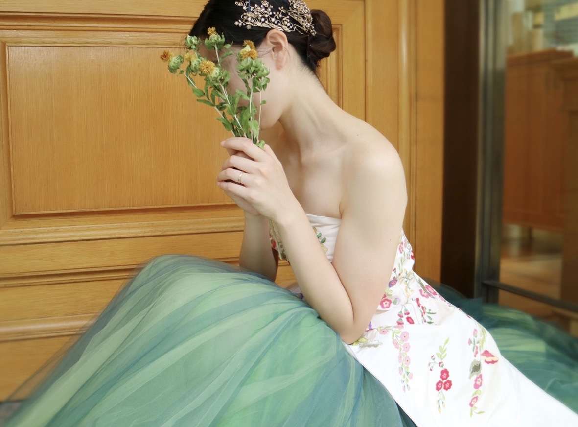 和モダンな京都の結婚式会場にも映えるAラインのグリーンのチュールが美しいモニークルイリエのカラードレス