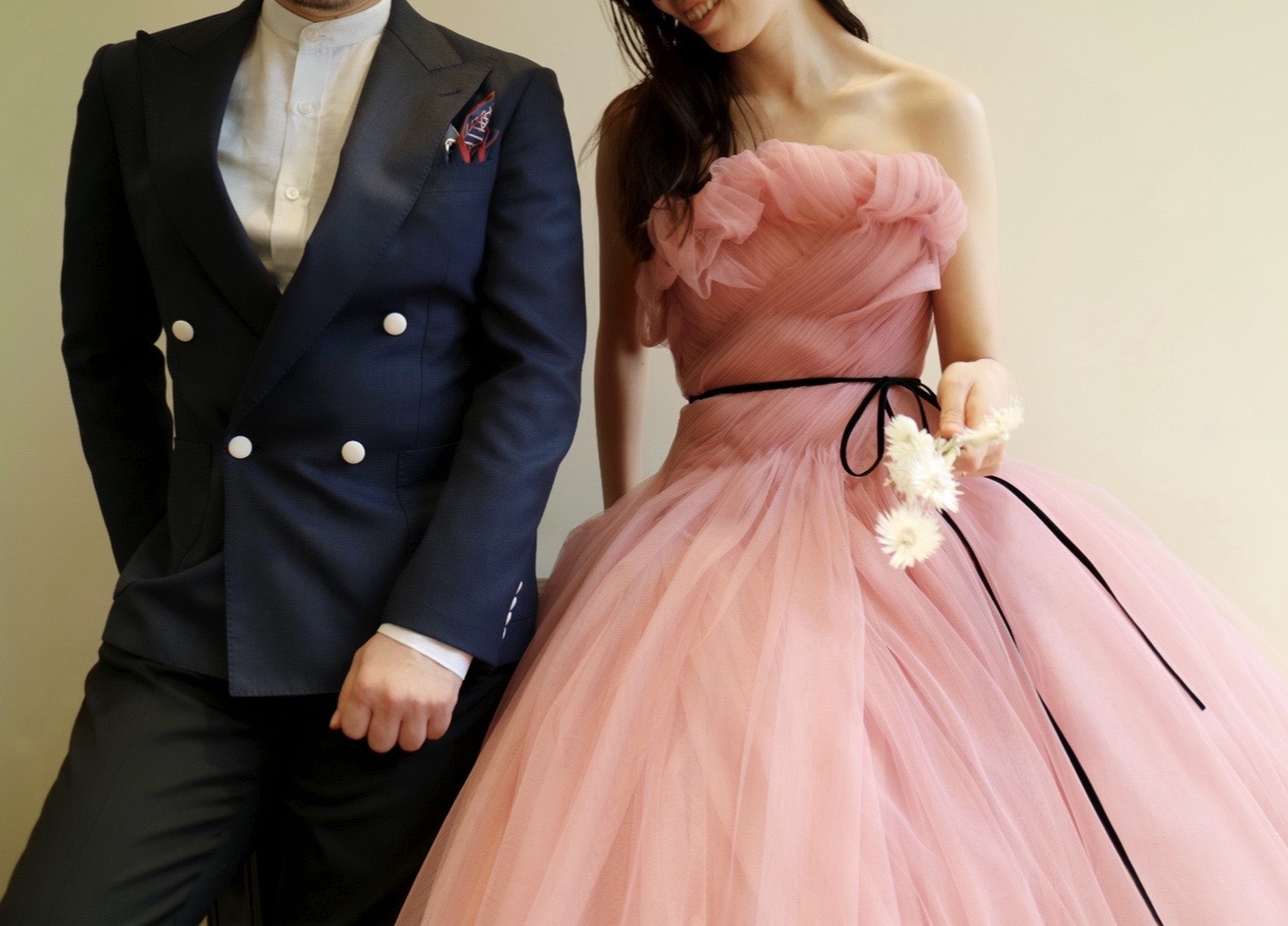 ザ・トリート・ドレッシング京都店がご提案する京都のモダンな結婚式会場に映えるモニークルイリエのピンク色のカラードレスとトリートジェントルマンのネイビーのタキシードのパーティースタイル